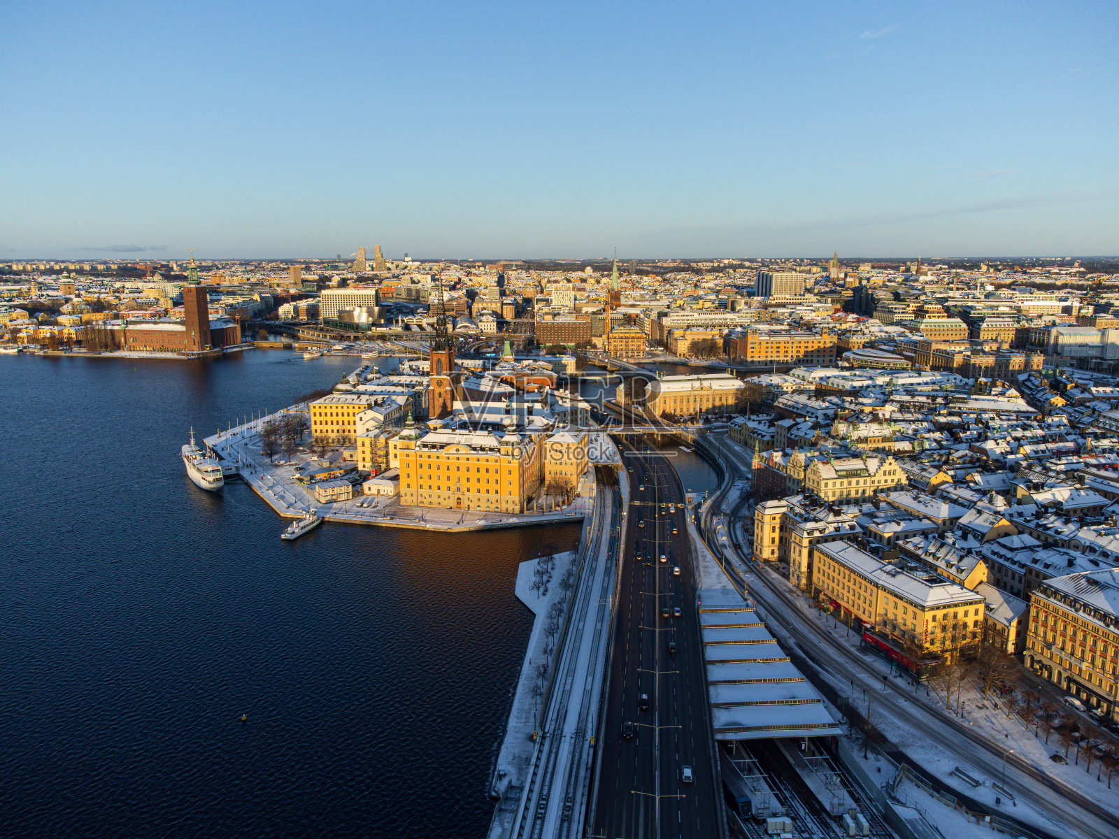 斯德哥尔摩老城区的全景,Riddarholmen岛和Kungsholmen区,冬天有雪和阳光。照片摄影图片