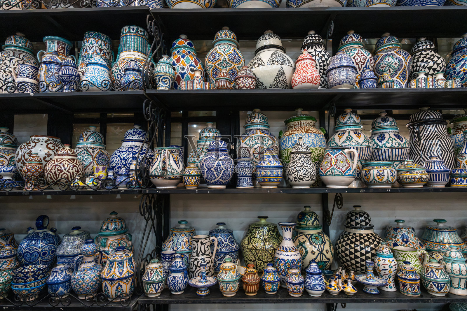 摩洛哥陶器与彩色陶瓷和陶器陈列在一个商店照片摄影图片