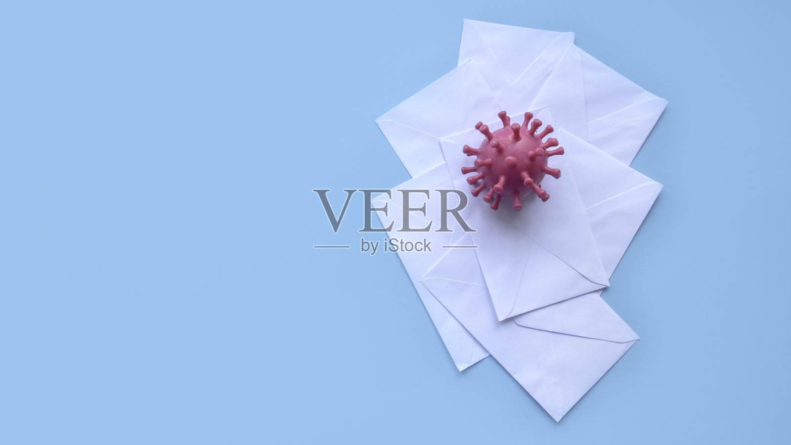 电脑病毒通过电子邮件传播的概念。受到恶意软件、病毒、木马或黑客的威胁。照片摄影图片