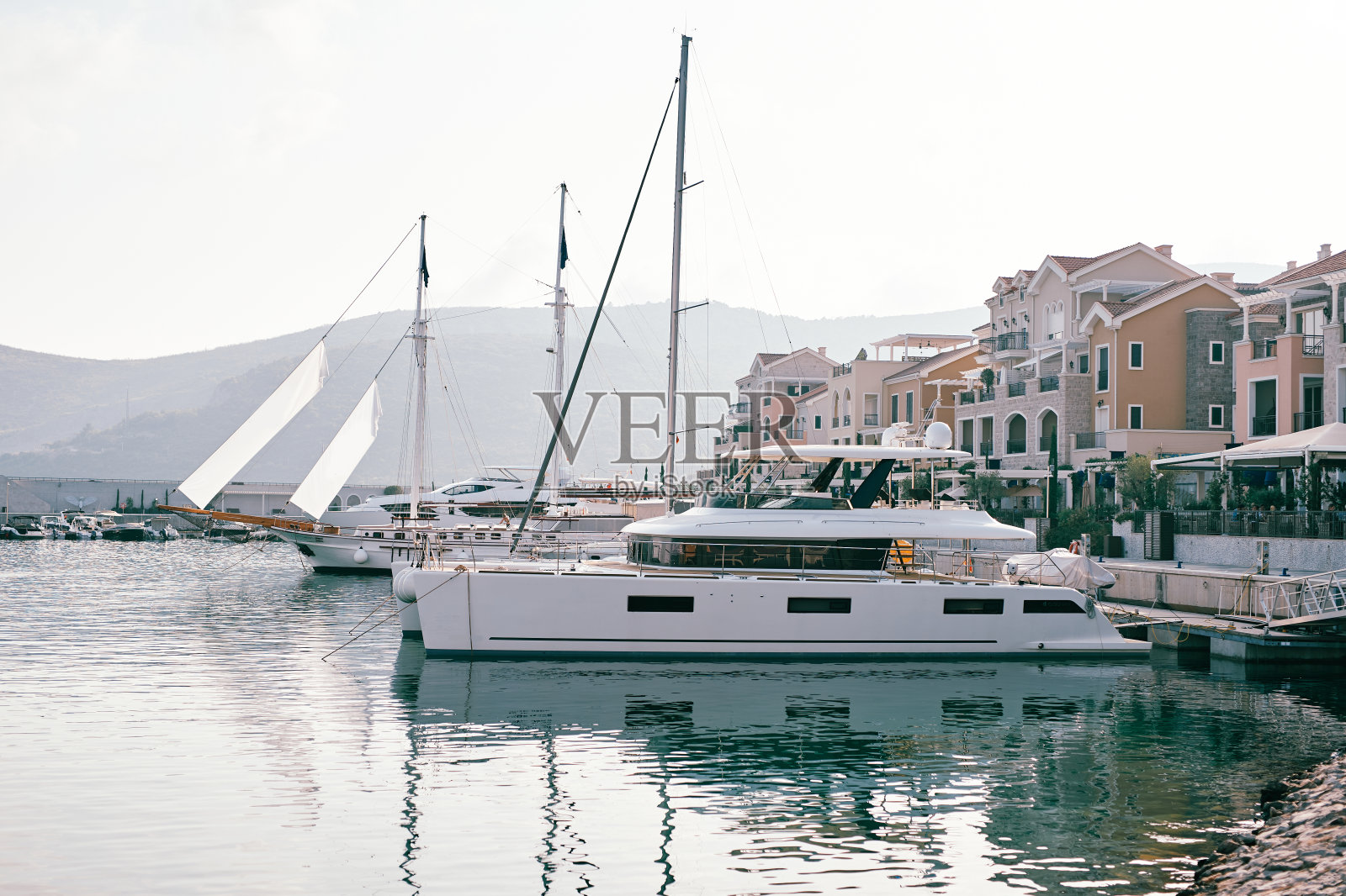 豪华帆船游艇沿着卢斯蒂卡湾的度假海岸停泊。黑山共和国照片摄影图片