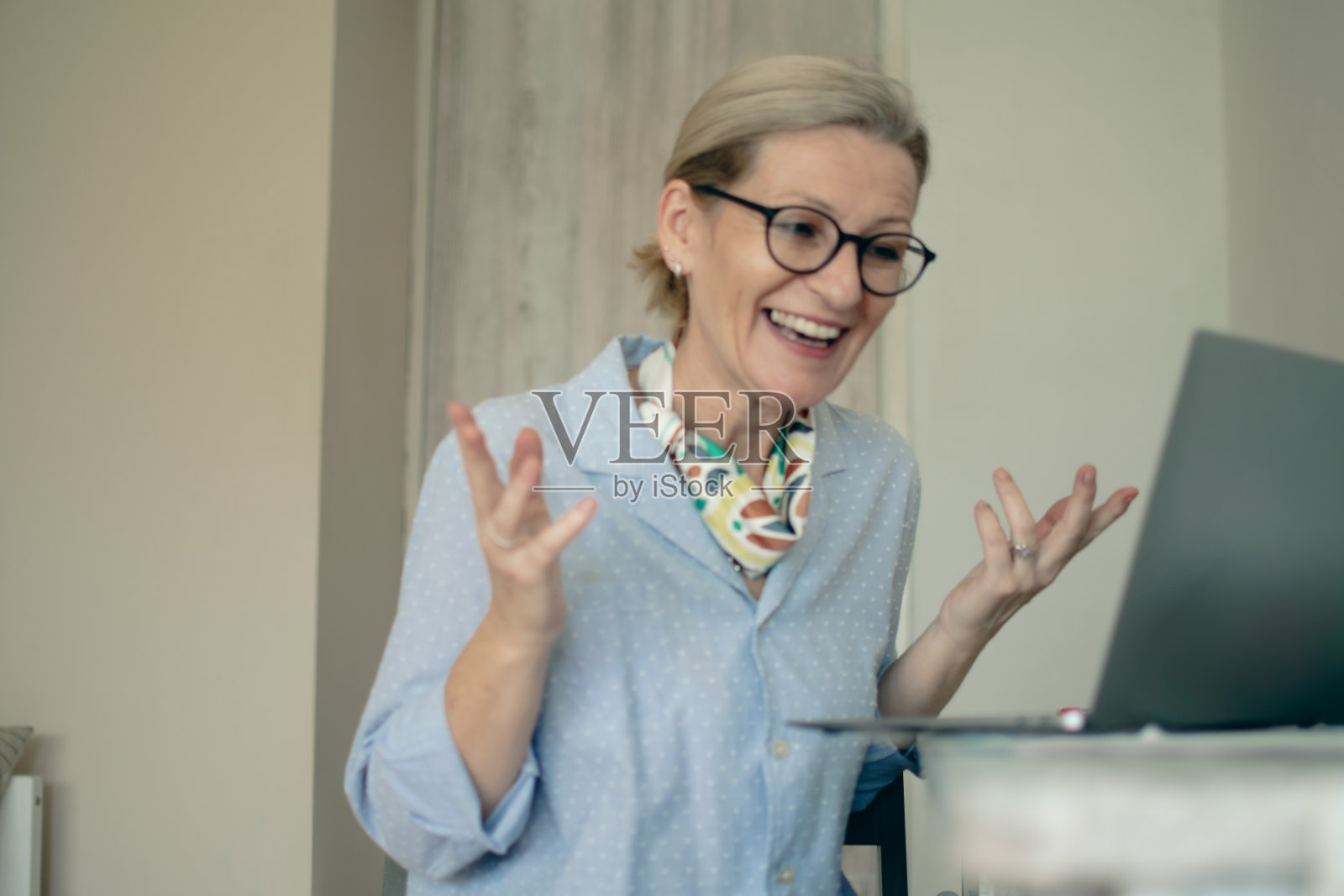 一位中年妇女在笔记本电脑上工作照片摄影图片