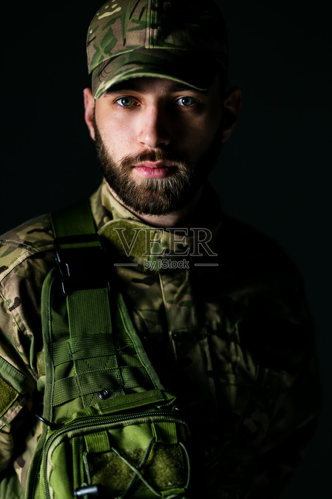 一个美国海军士兵的特写。他穿着战术制服。那人脸上的表情显示出疲劳和沮丧。照片摄影图片