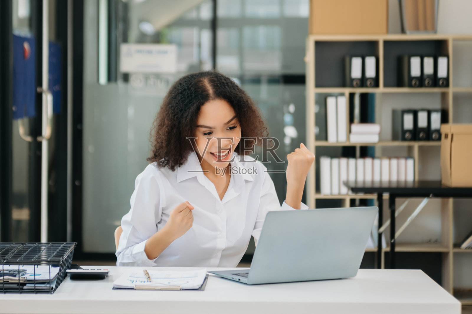 自信的商业专家迷人的微笑的年轻女子打字笔记本电脑和手持数码平板电脑照片摄影图片