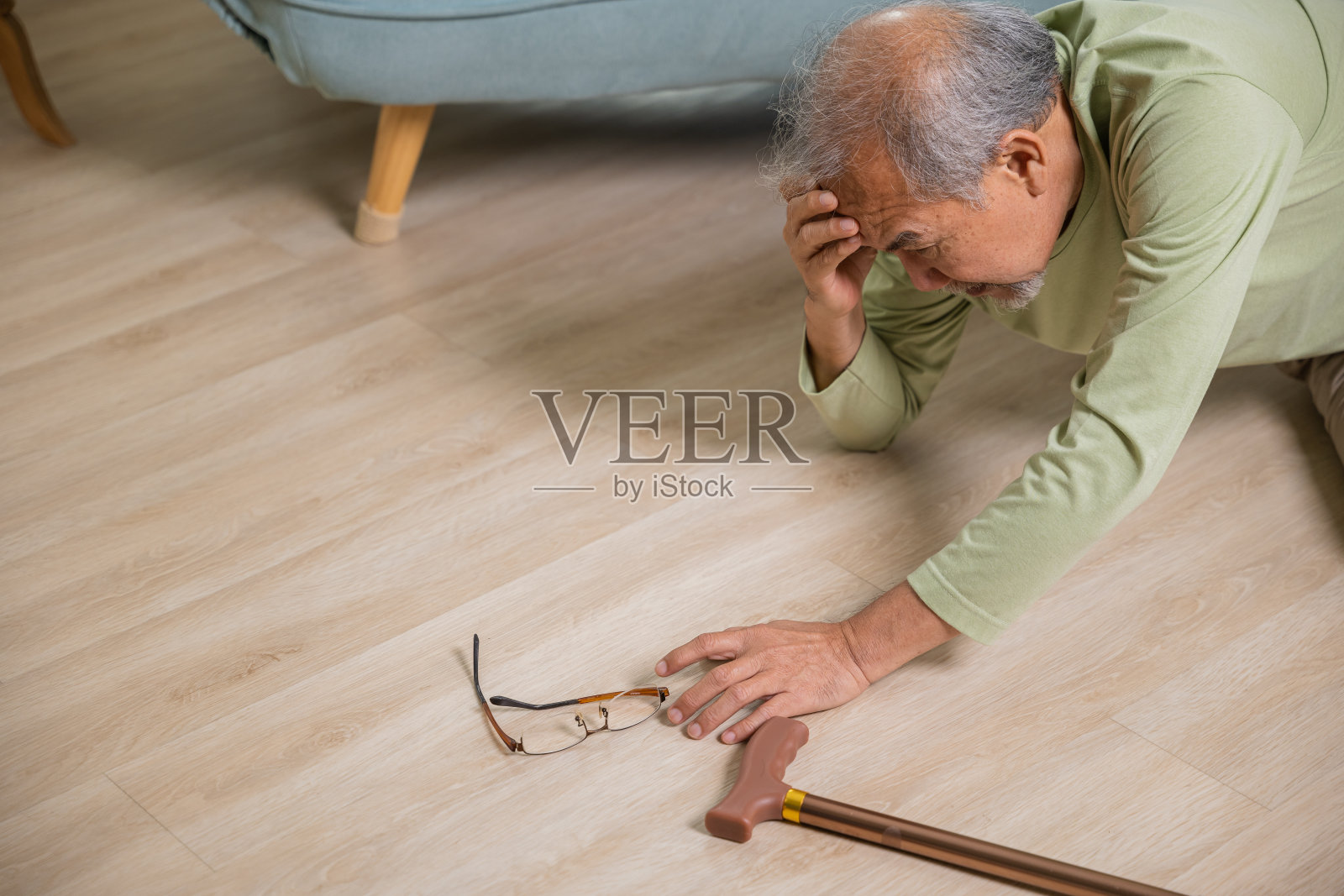 亚洲老人跌倒后头痛退休照片摄影图片