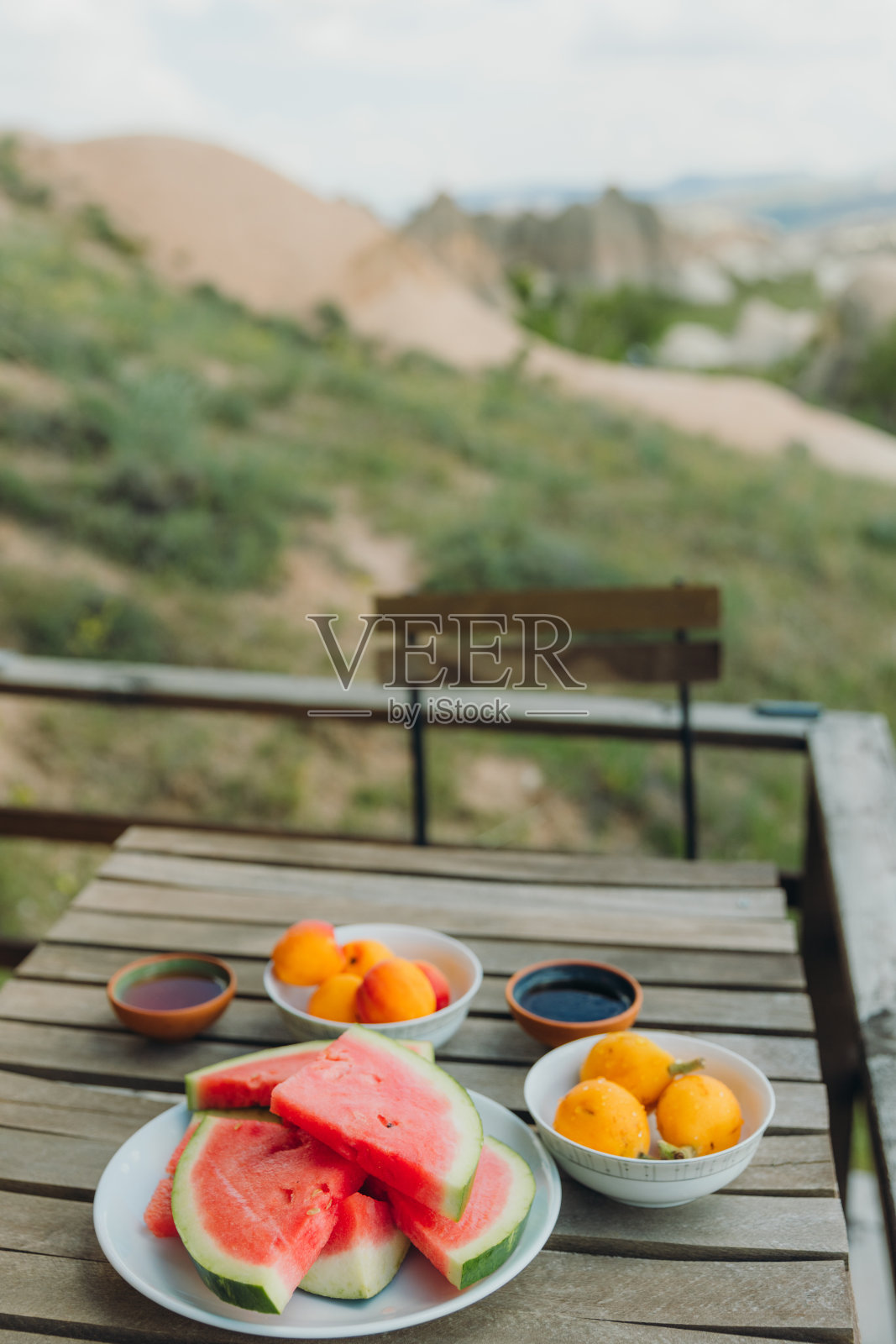土耳其水果和新鲜的茶与风景卡帕多西亚景观照片摄影图片
