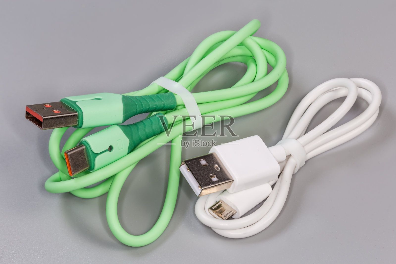 USB绿色线缆Type-C和白色线缆micro-B照片摄影图片