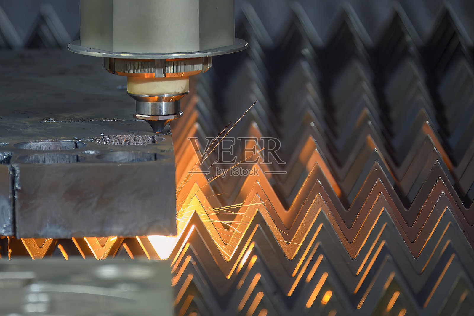 高功率光纤激光切割机切割高厚度金属板,发出闪闪发光的光。照片摄影图片