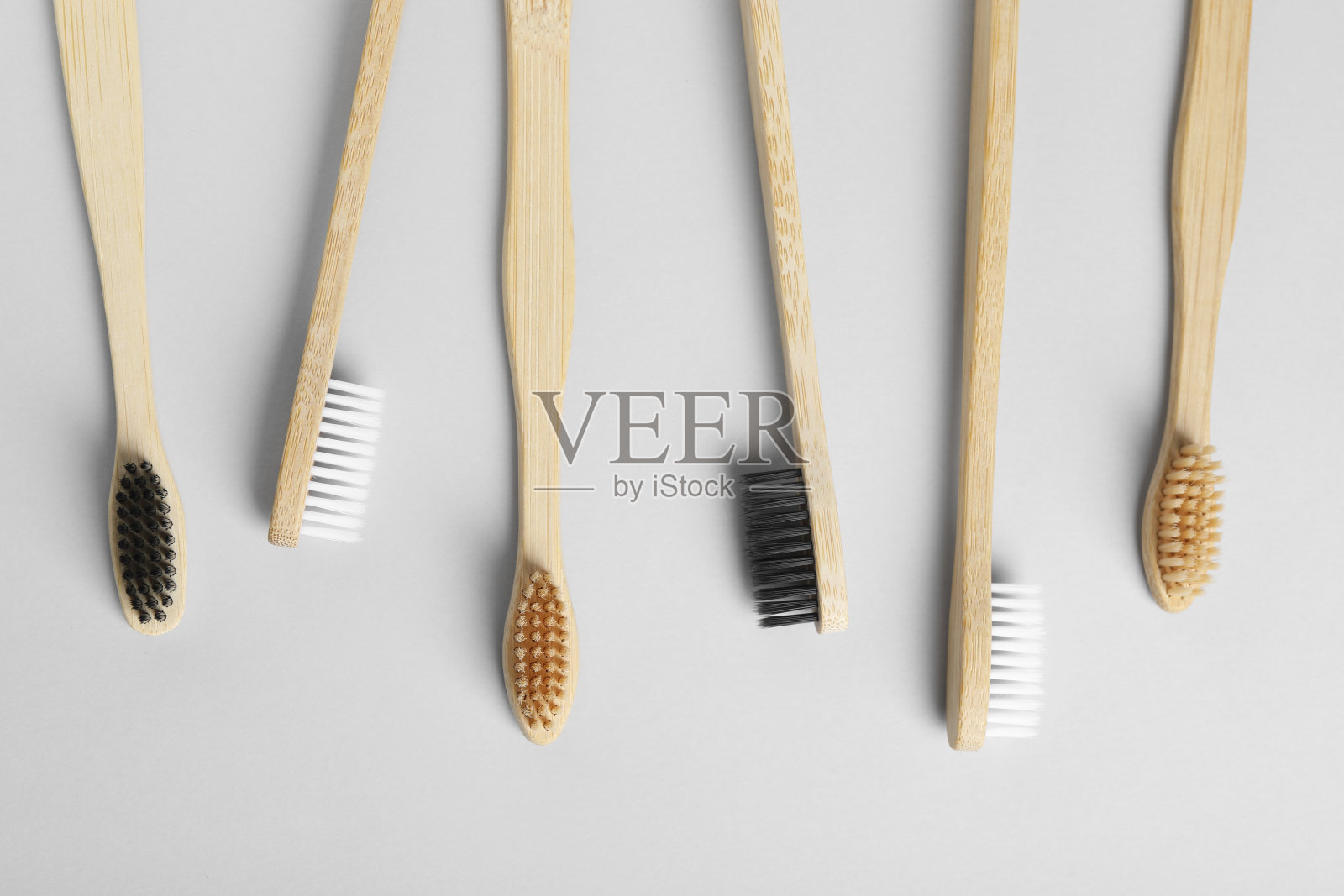 许多不同的竹牙刷在白色的背景上,平铺照片摄影图片
