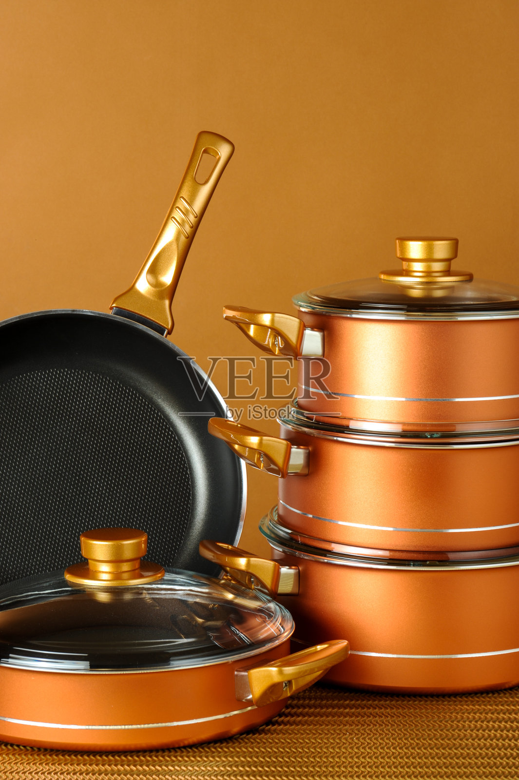 一套黑色不粘厨房用具在橙色背景照片摄影图片