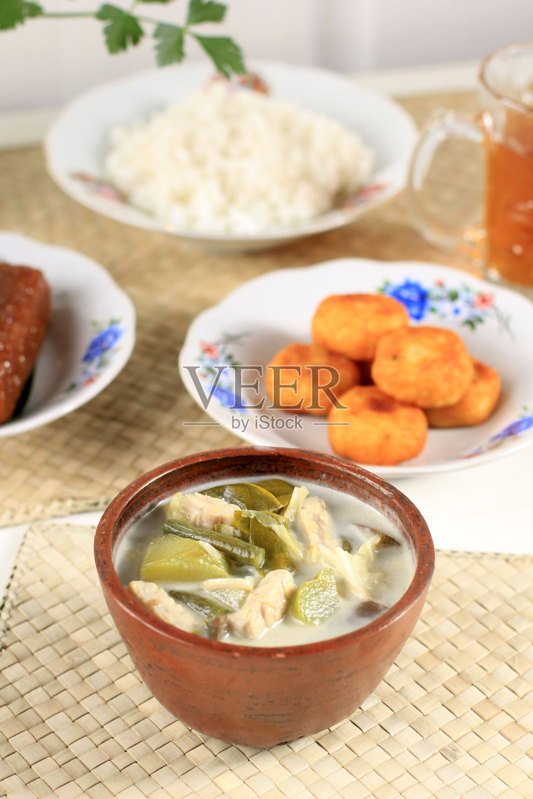 椰奶蔬菜汤。照片摄影图片