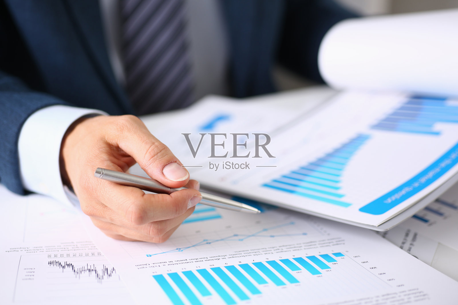 男性手里拿着金融统计资料照片摄影图片