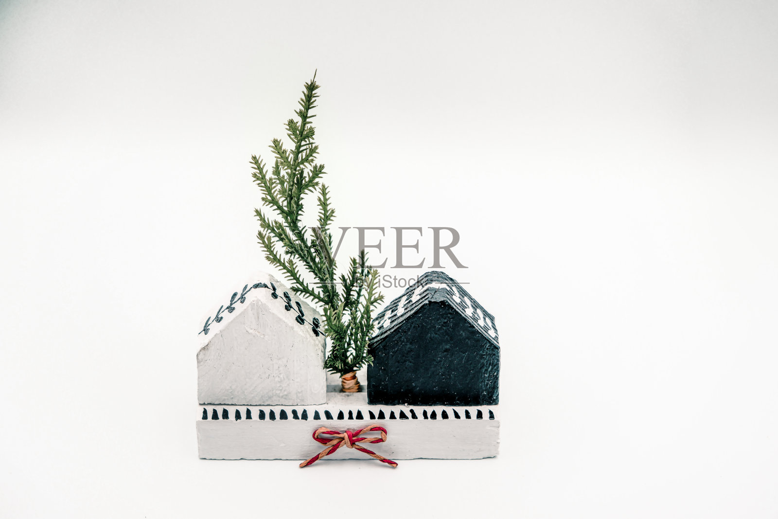 房屋、树木、人物。环境友好性和住房自主性。高节能技术,与自然和谐相处照片摄影图片