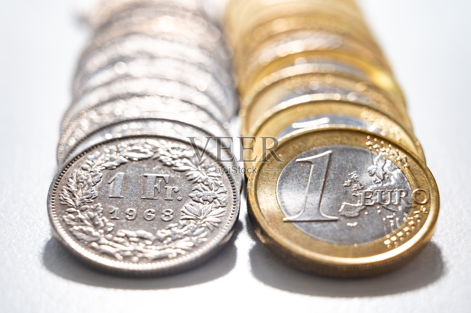 欧元和瑞士法郎硬币。照片摄影图片