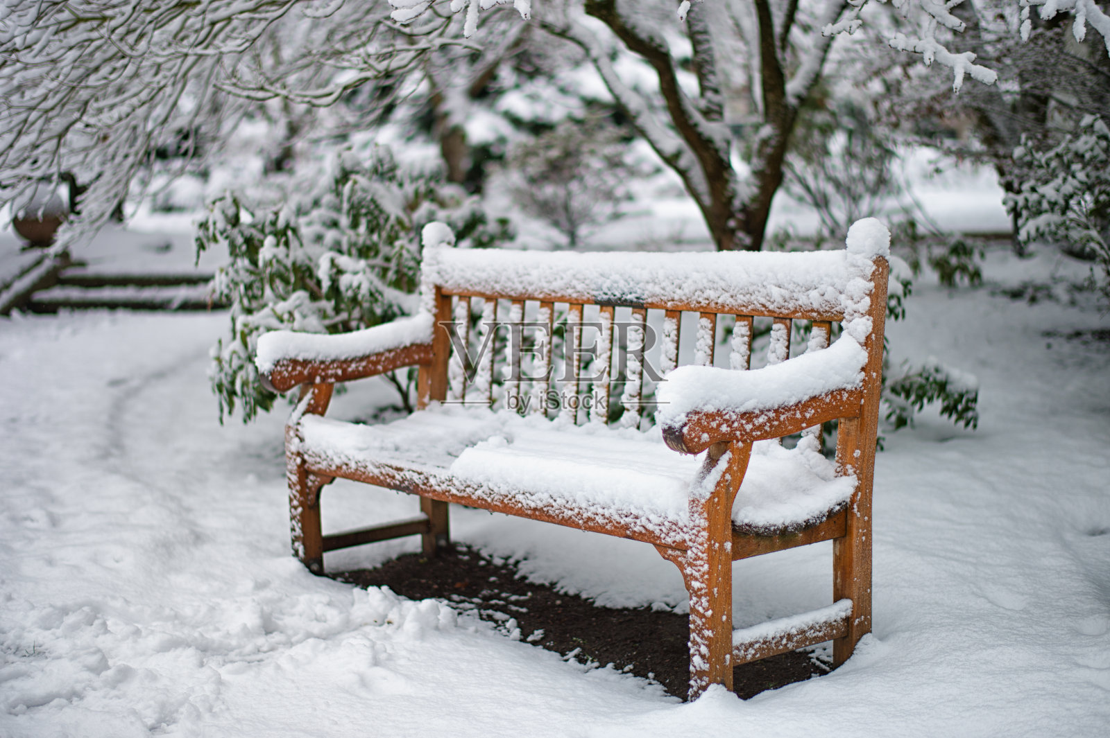 下雪天空板凳照片摄影图片