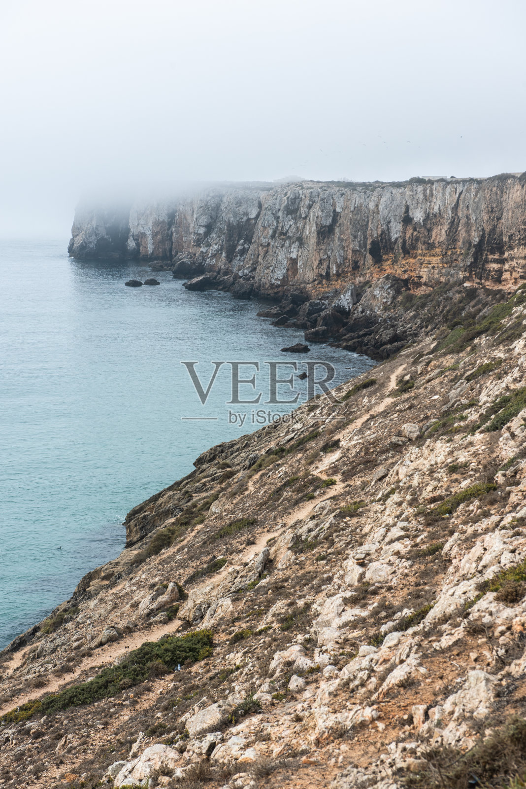 葡萄牙阿尔加维,萨格雷斯,大西洋,大雾中的悬崖照片摄影图片