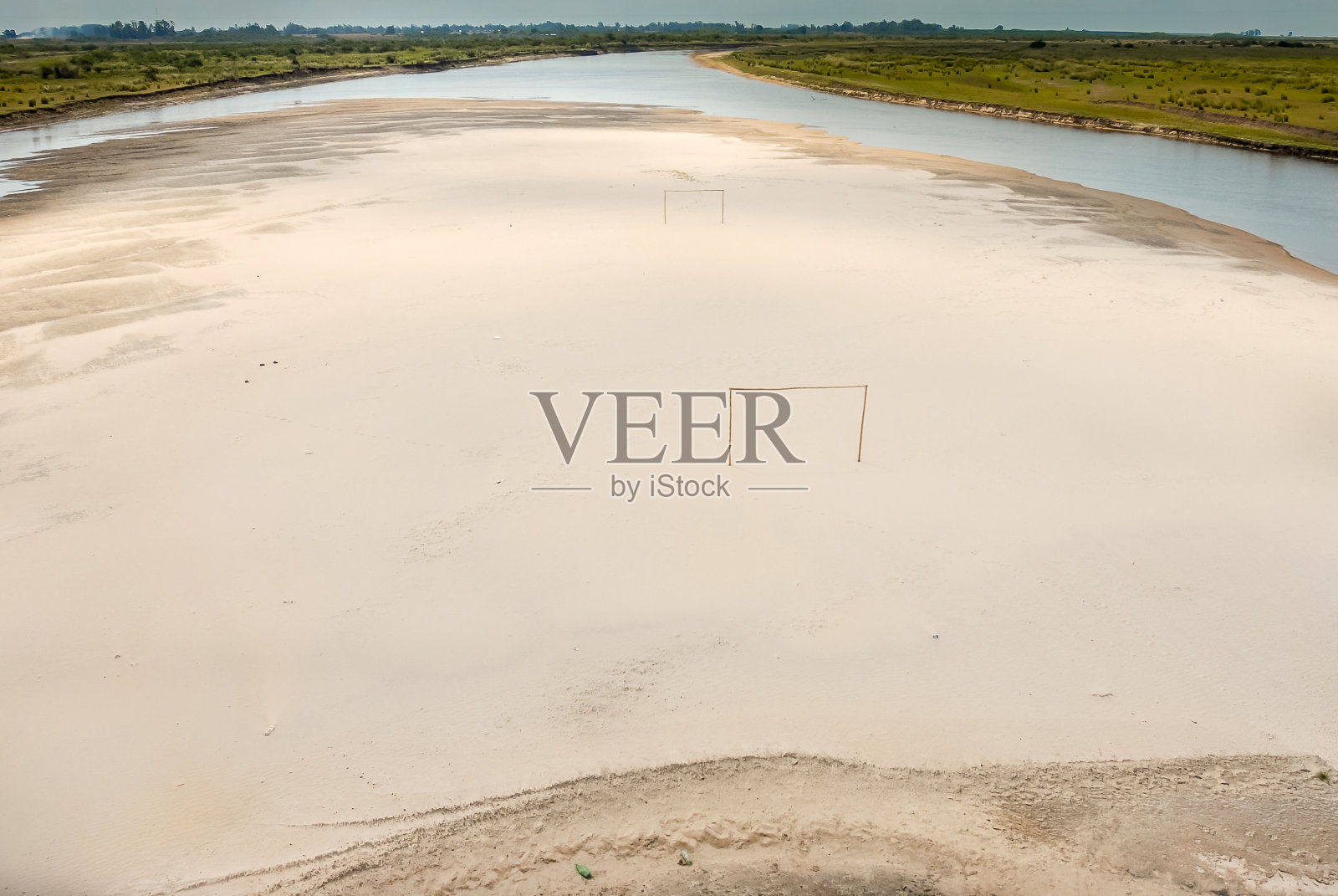 沙滩上的足球场照片摄影图片