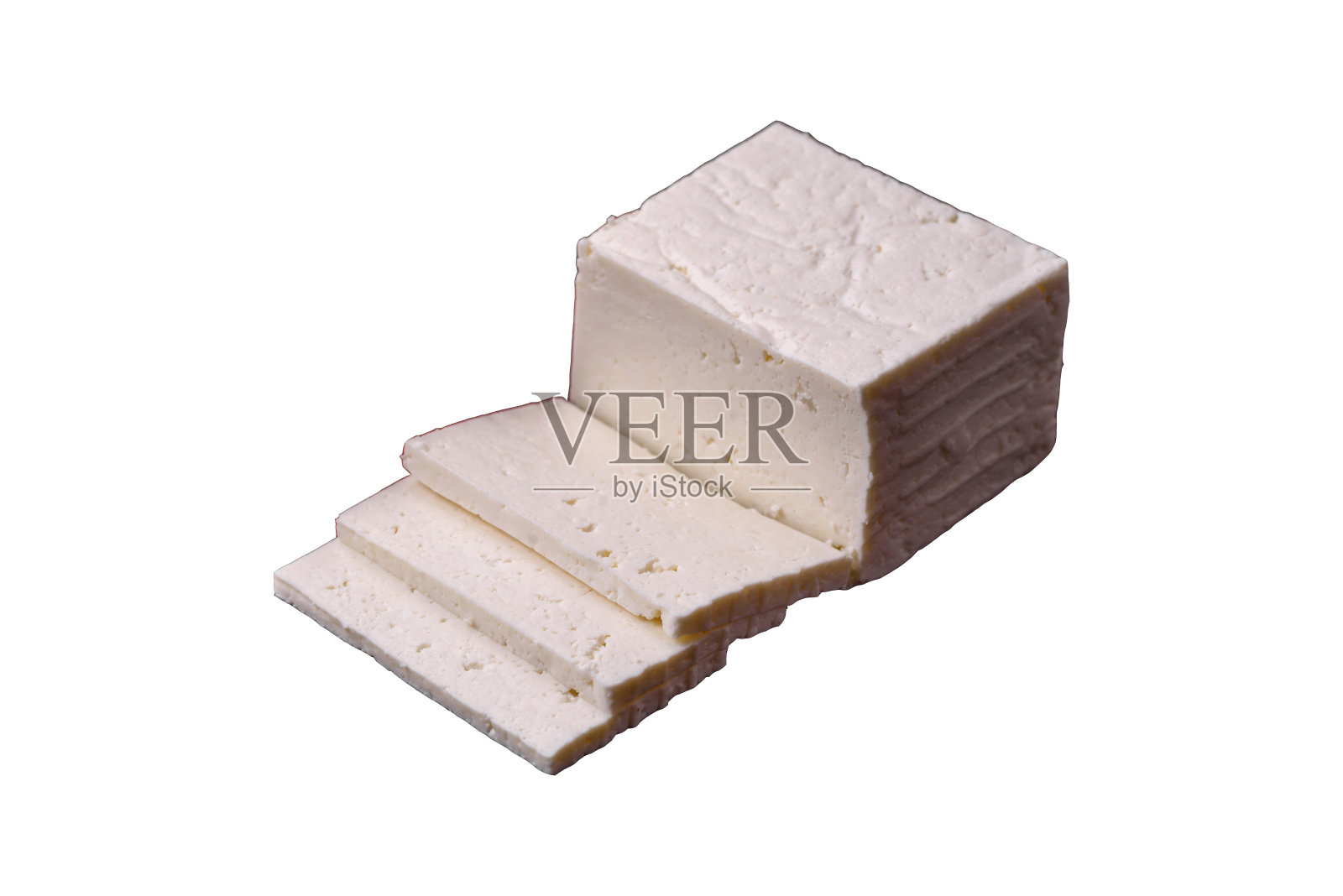 美味的新鲜乳清干酪切成薄片,配以蔬菜、盐和香料照片摄影图片