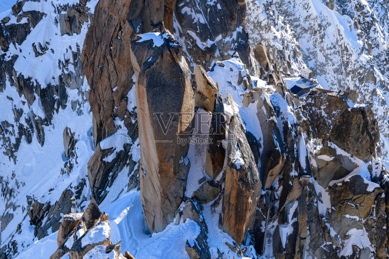 陡峭的山脉勃朗峰在欧洲,法国,罗纳阿尔卑斯山脉,萨瓦,阿尔卑斯山,在冬天的一个阳光明媚的一天。照片摄影图片