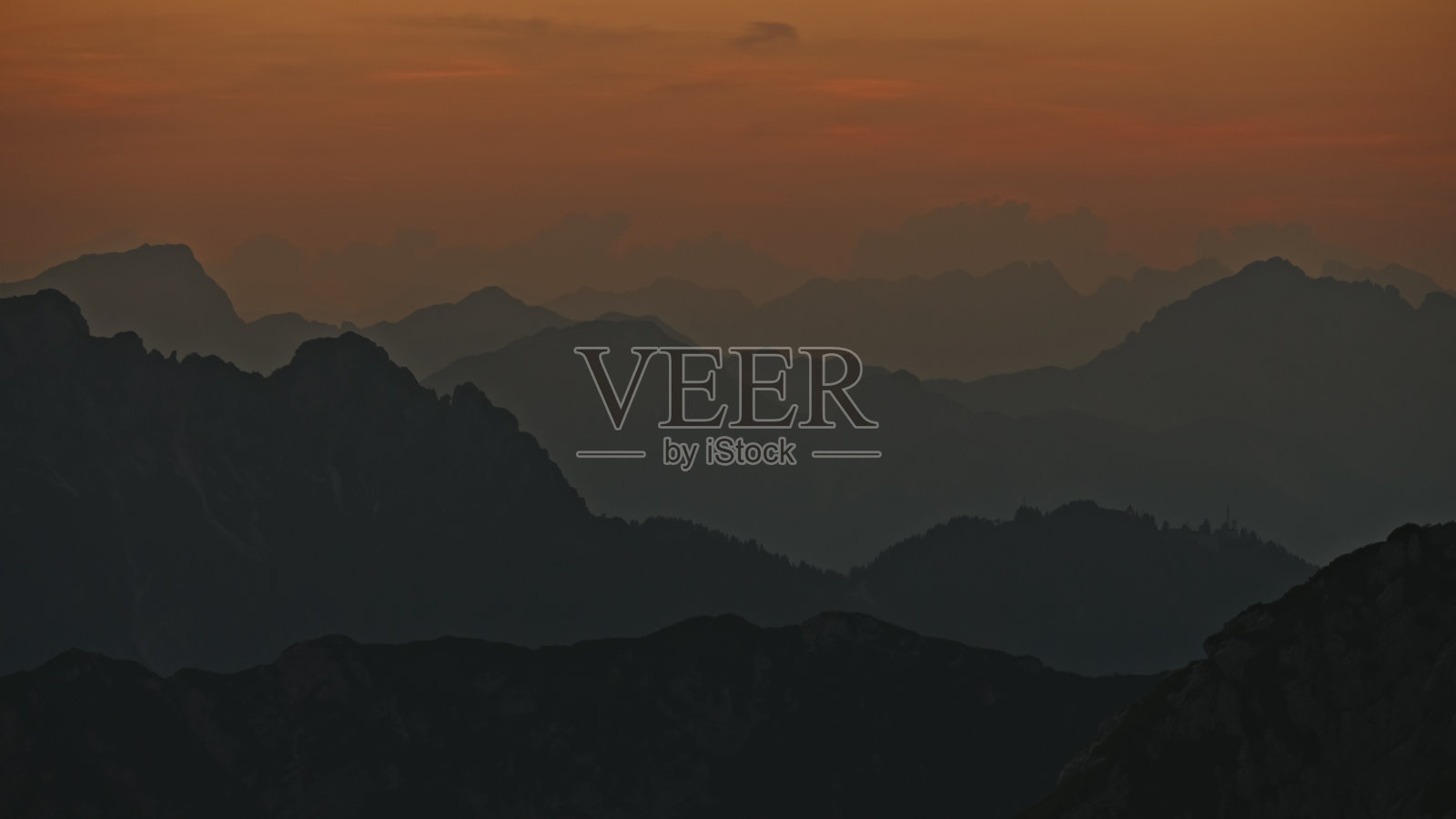 雄伟的剪影山脉对天空在日落照片摄影图片