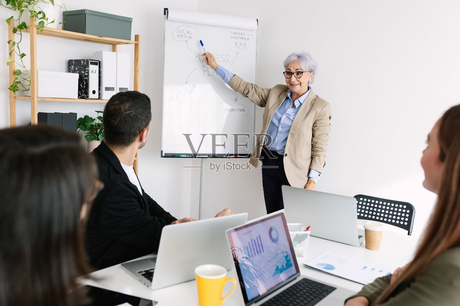 专业的资深女商人为公司新项目提出想法照片摄影图片