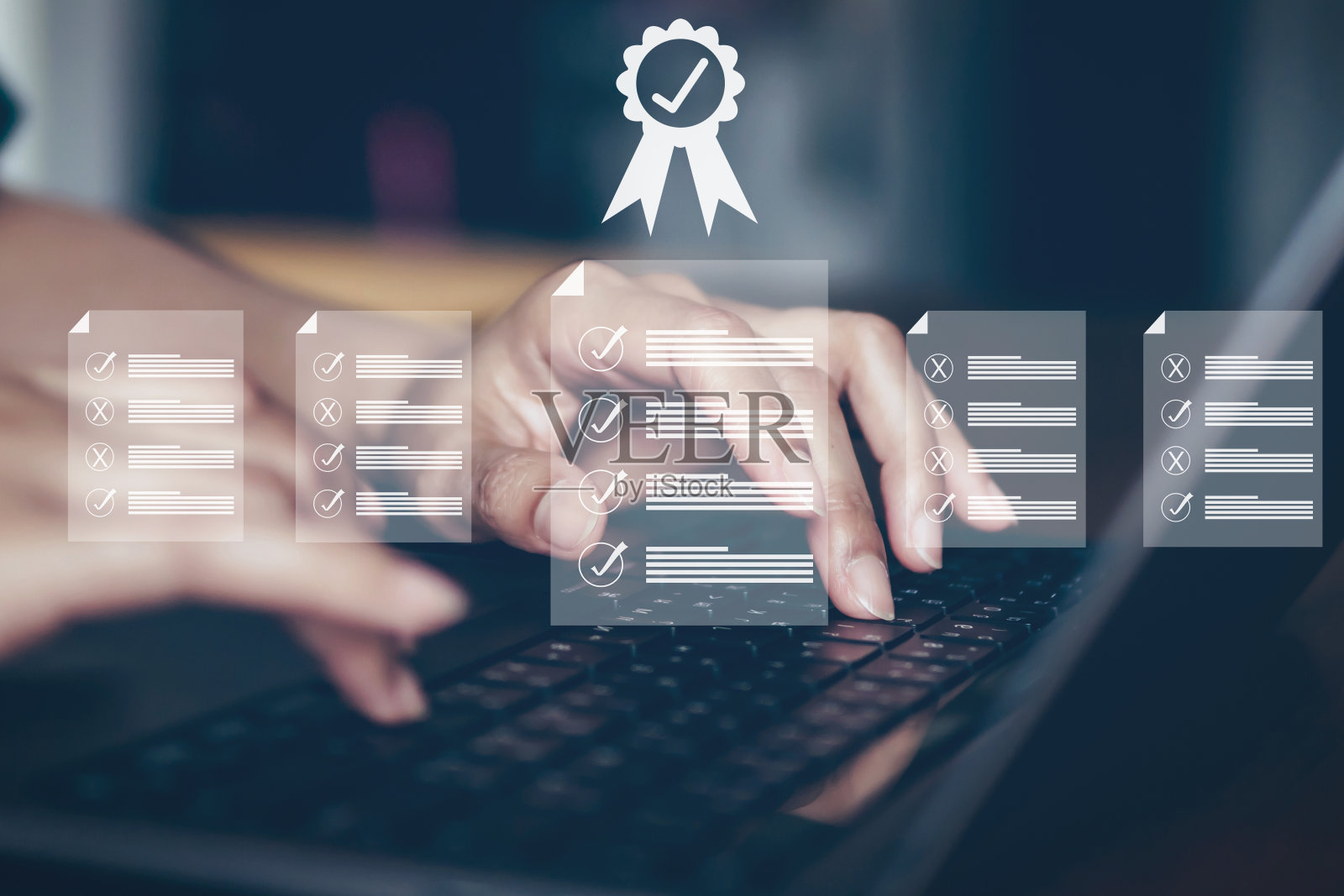 评估为证书概念,商务人士评估在线调查为在国际标准证书上选择正确答案。照片摄影图片