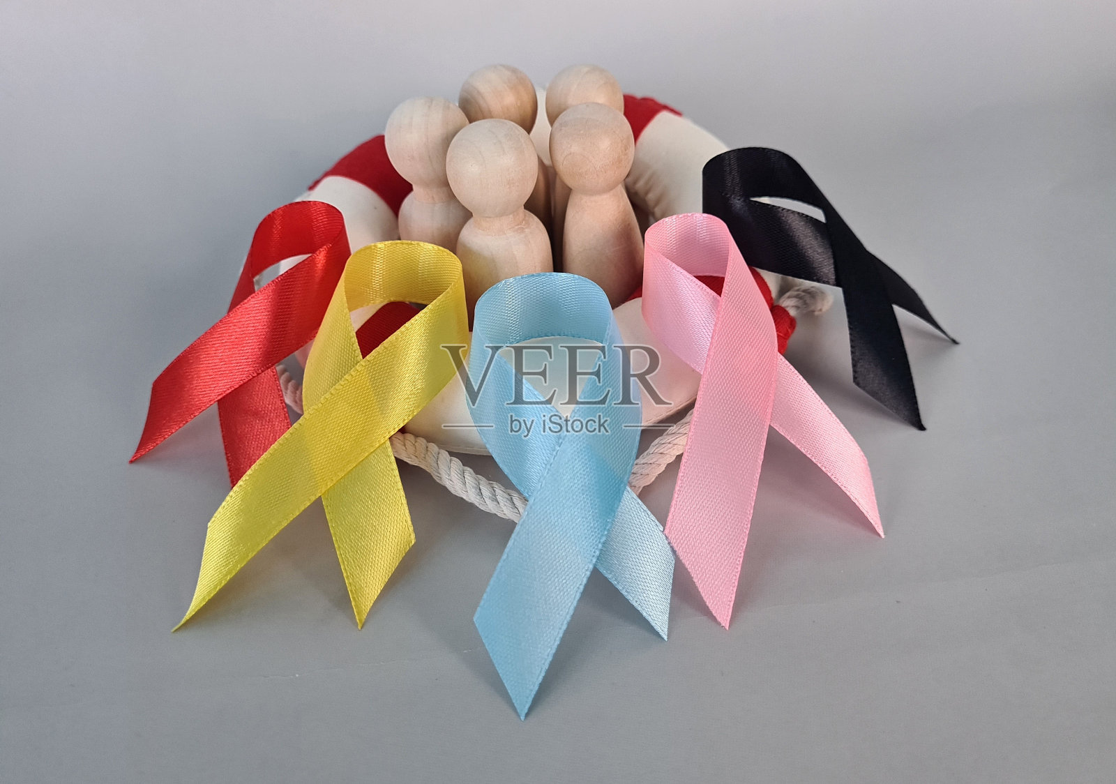 2月4日世界癌症日和救生圈上的彩色丝带照片摄影图片