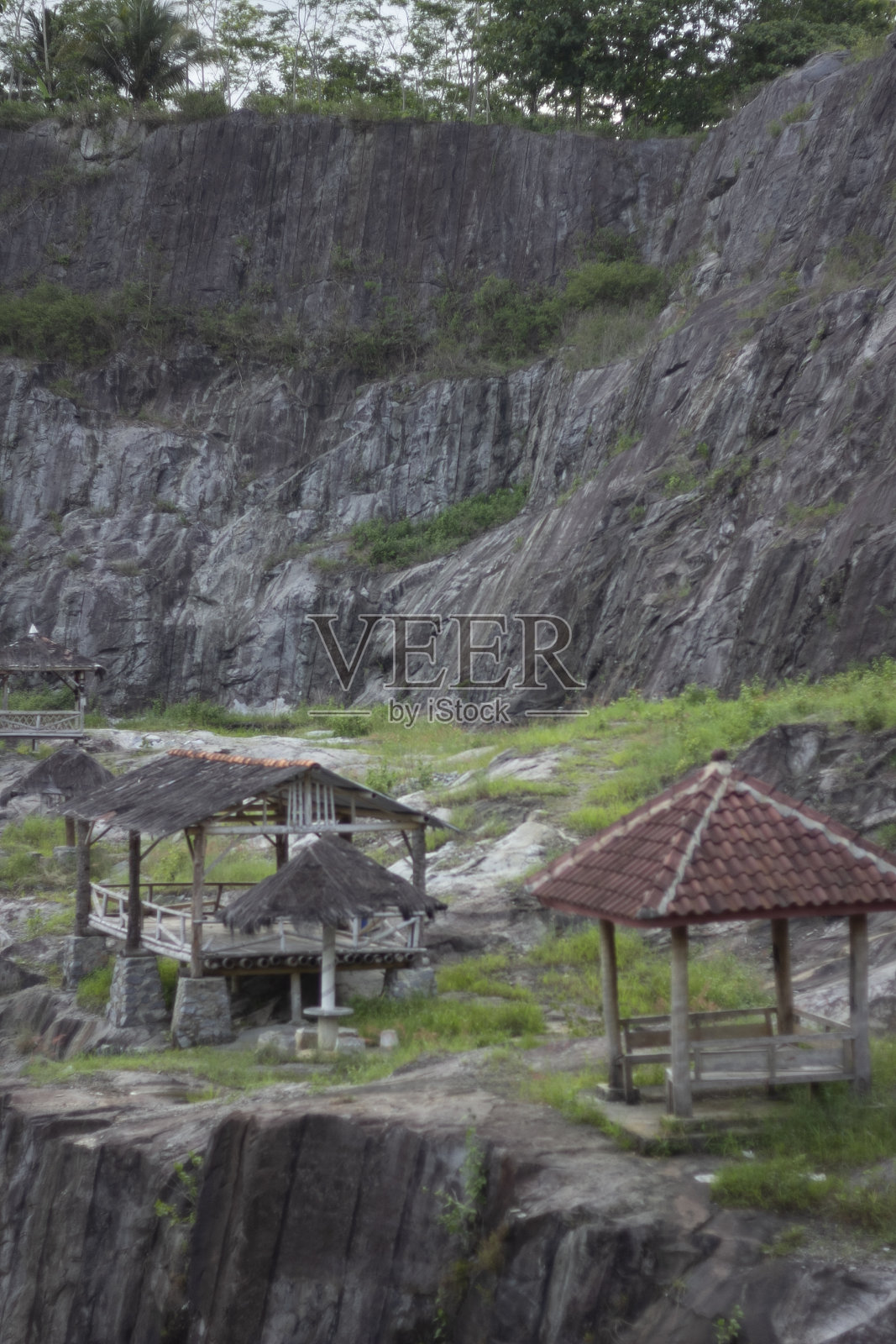 Banjarnegara, 2024年1月17日,岩石上小屋的肖像视图照片摄影图片
