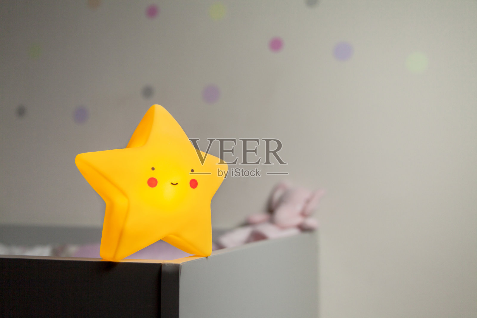 带星星灯的婴儿床。照片摄影图片