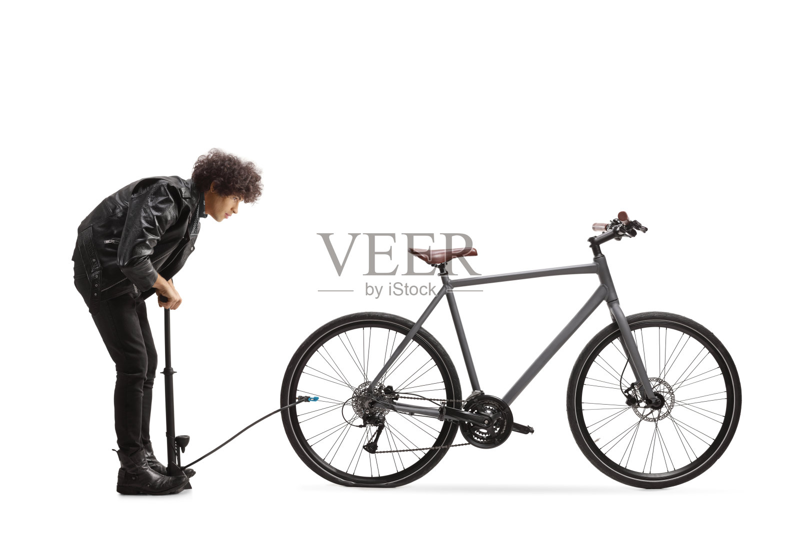 一个人给爆胎打气的全身侧面照照片摄影图片