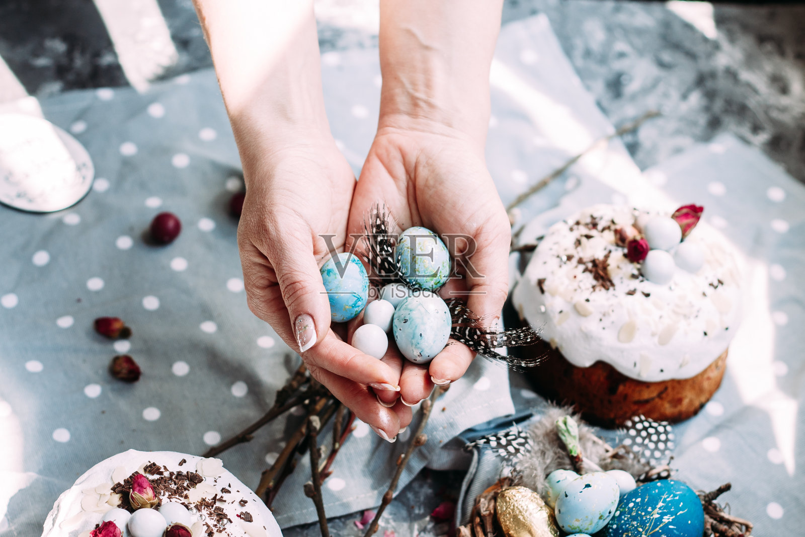 桌上摆着带蛋白霜和装饰的复活节蛋糕照片摄影图片