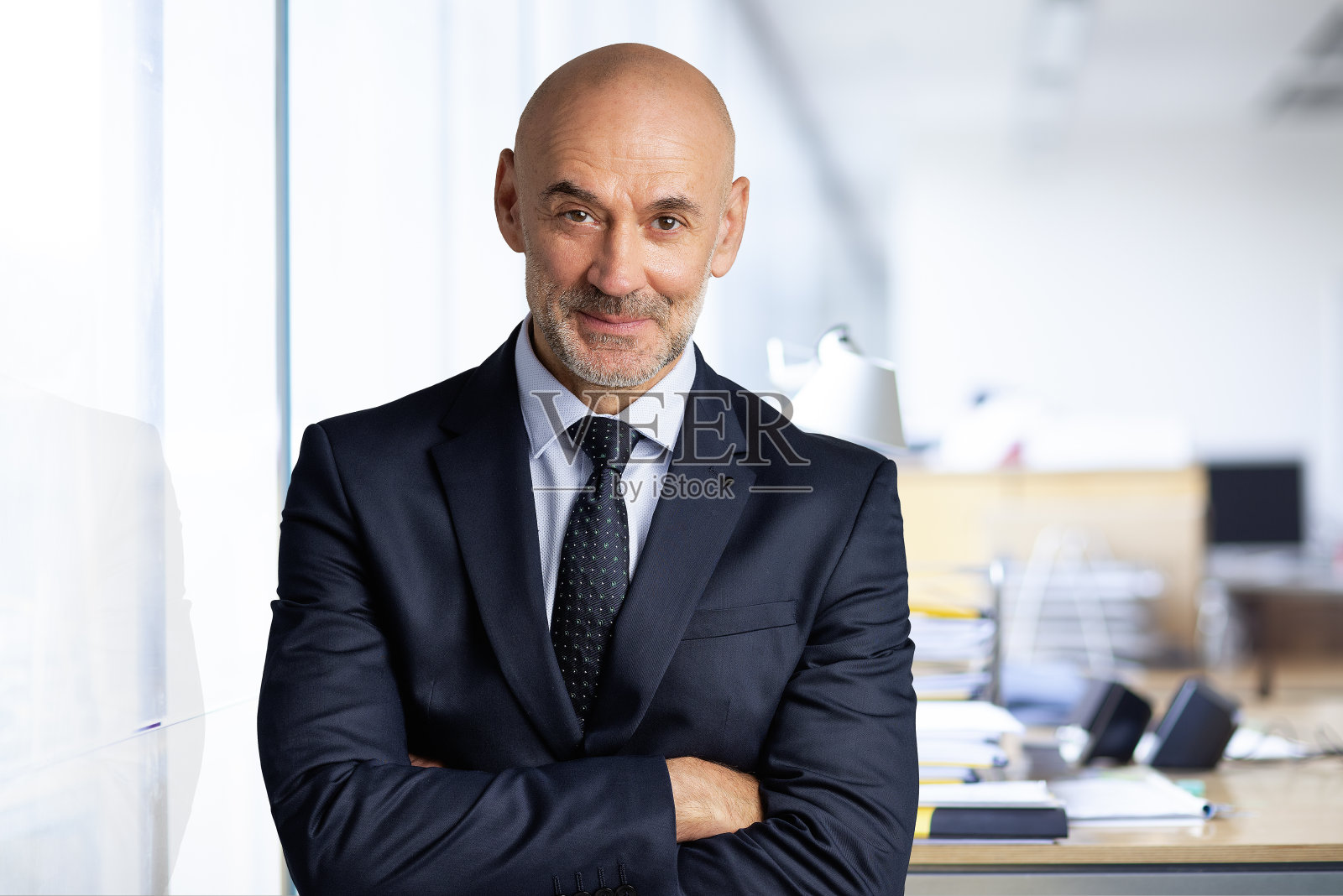 中年商人,西装革履,站在办公室照片摄影图片