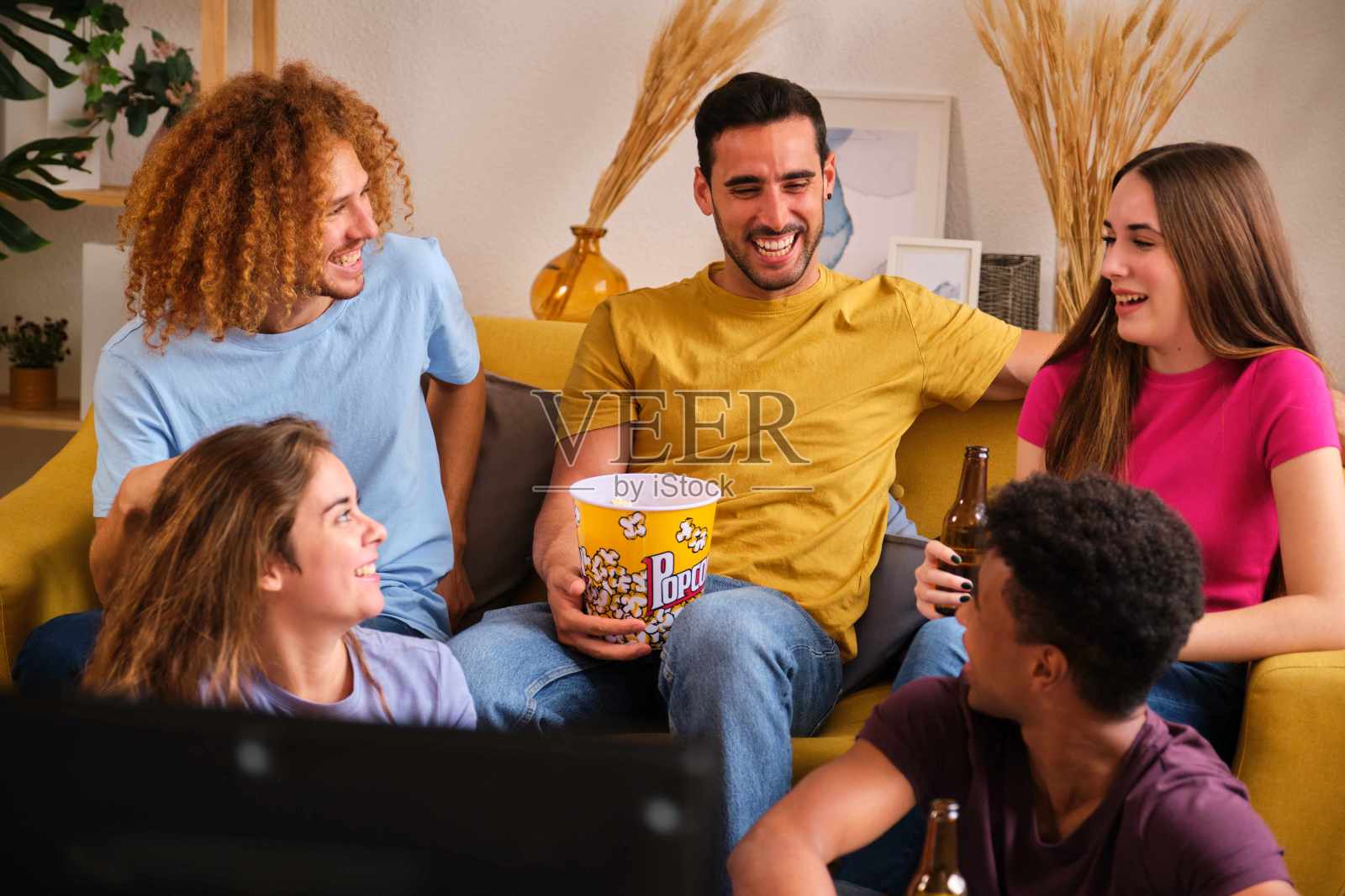 一群朋友在谈论他们刚刚看过的电影。照片摄影图片