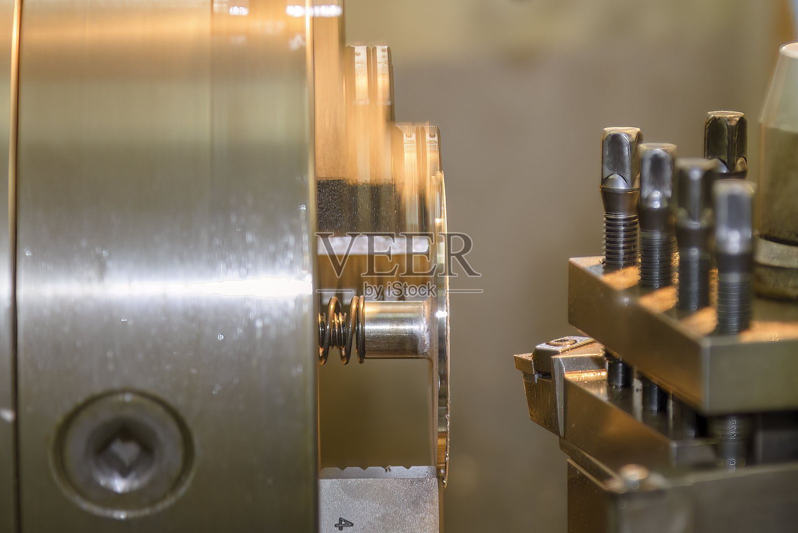 车床成形加工金属轴类零件。照片摄影图片