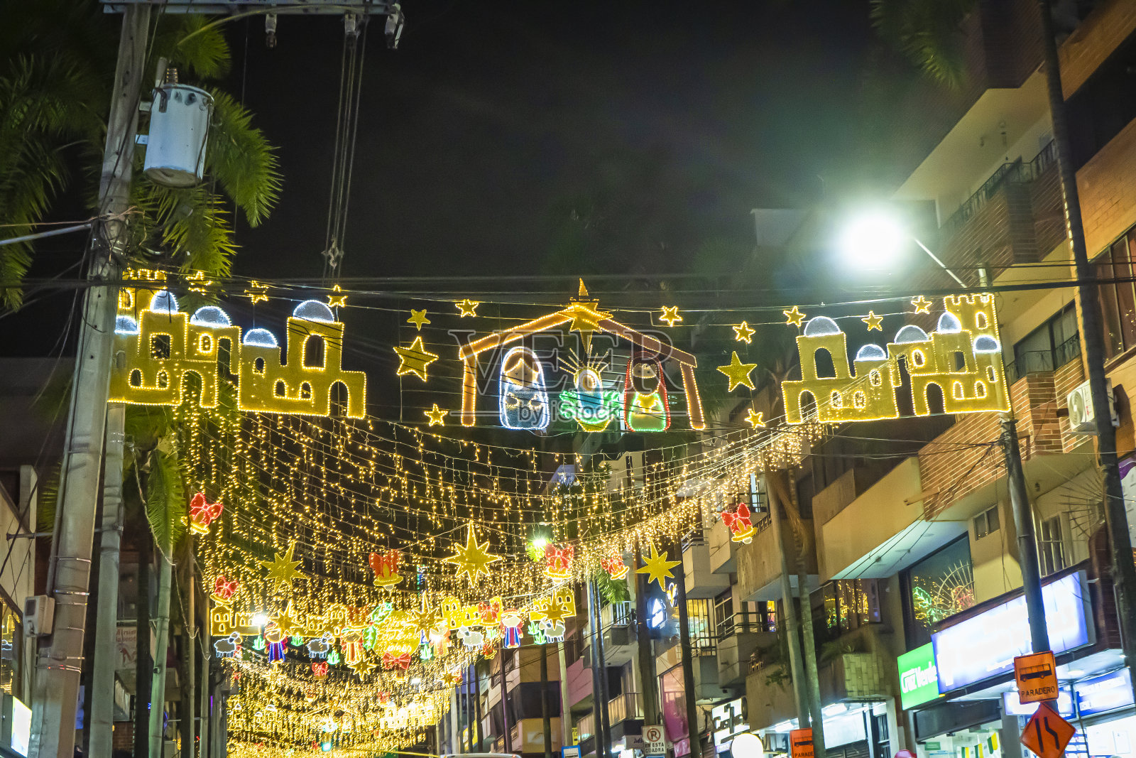 观看十二月彩灯的人们照片摄影图片