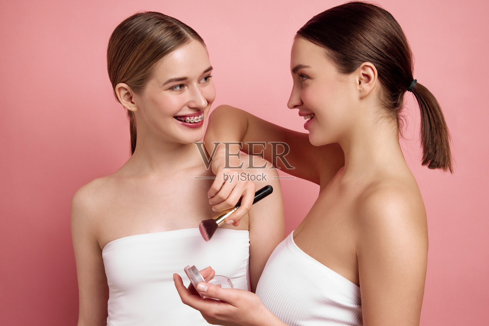 超越画笔的美。年轻女孩们庆祝她们的自然美,展示团结和同志情谊,同时分享素颜自信的快乐。照片摄影图片