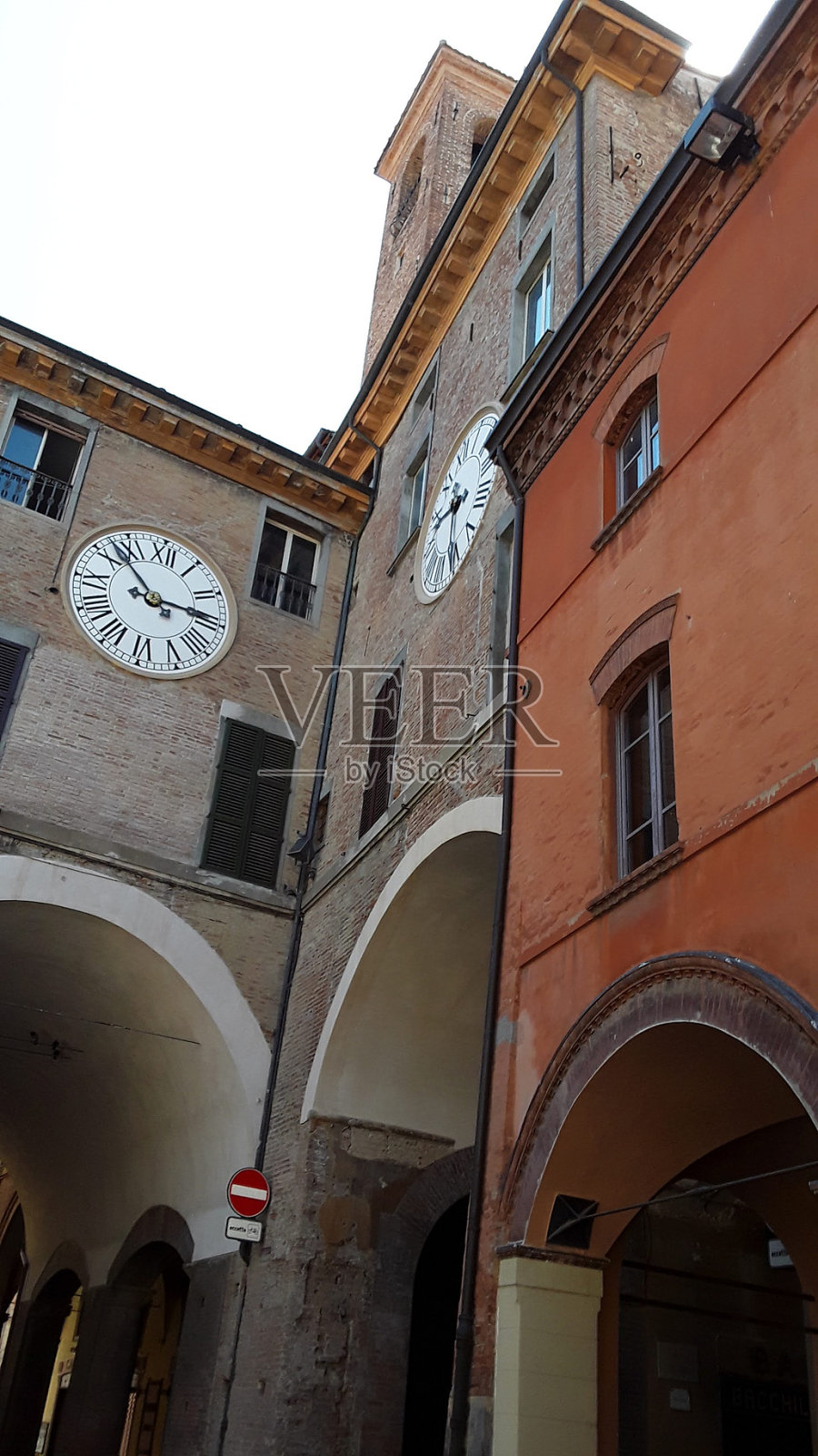 伊莫拉市著名的城镇钟。照片摄影图片