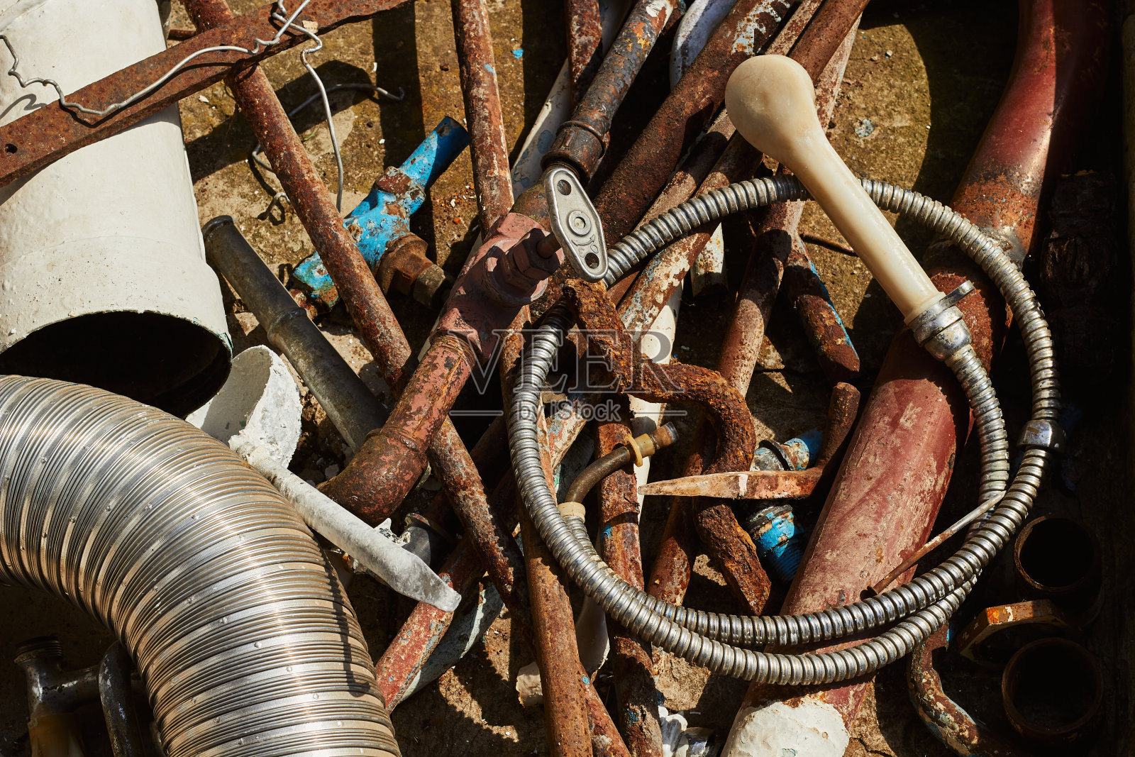 生锈的金属碎片。金属转储照片摄影图片