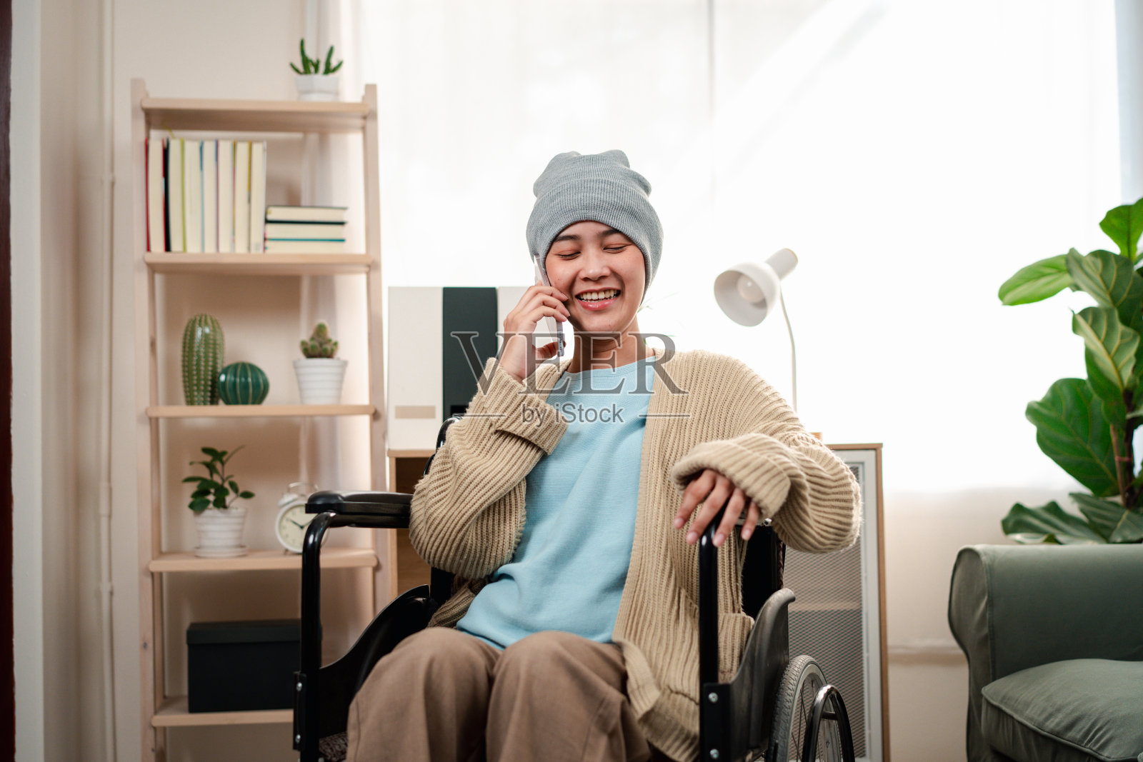 患有癌症的年轻女子在家中客厅里充满自信,感到快乐照片摄影图片