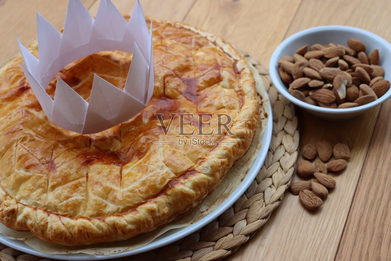 法式蛋糕,木桌上的法式蛋糕。主显节蛋糕照片摄影图片