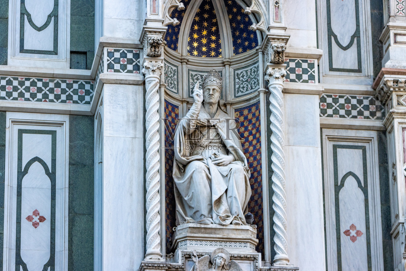 意大利托斯卡纳佛罗伦萨的圣玛丽亚大教堂上的宗教雕塑照片摄影图片