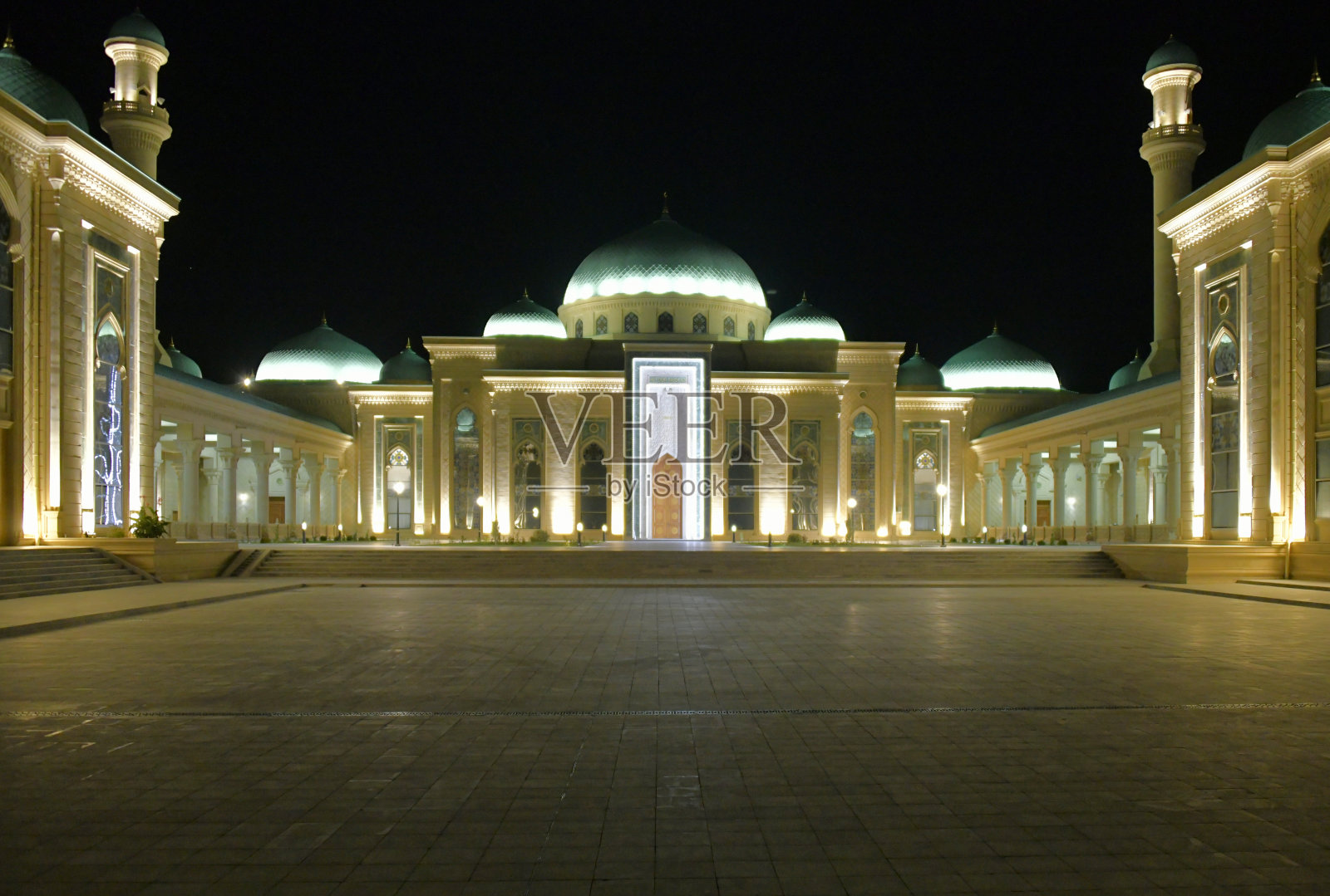 夜晚的盖达尔清真寺,纳希切万市,阿塞拜疆照片摄影图片