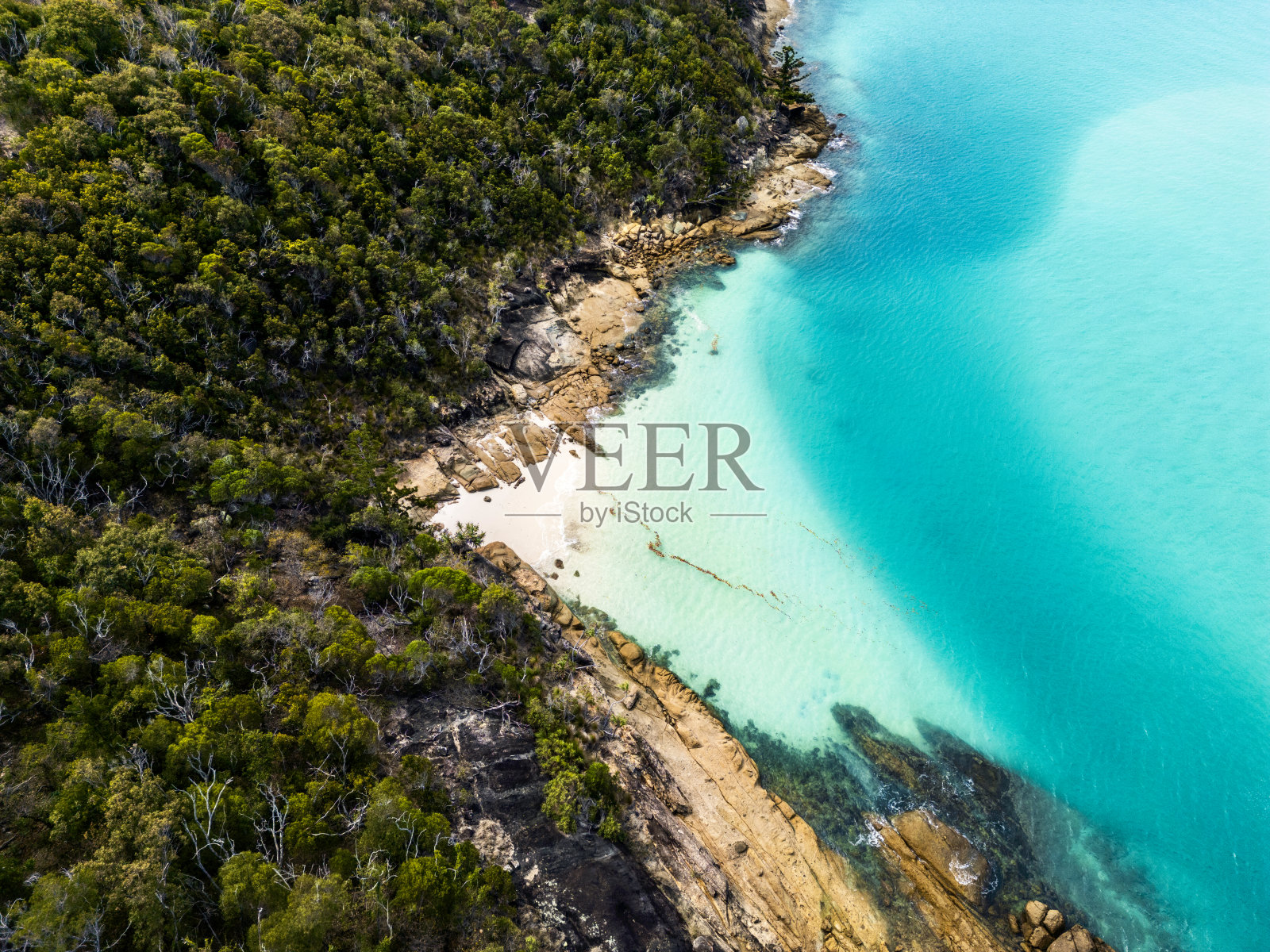 澳大利亚昆士兰州大堡礁附近的圣灵群岛国家公园的一部分,著名的白天堂海滩的美丽的高角度空中无人机视图。热门旅游目的地。照片摄影图片