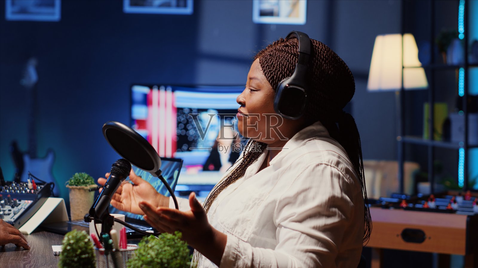 网络节目主持人在直播中与嘉宾交谈,听取嘉宾的意见照片摄影图片