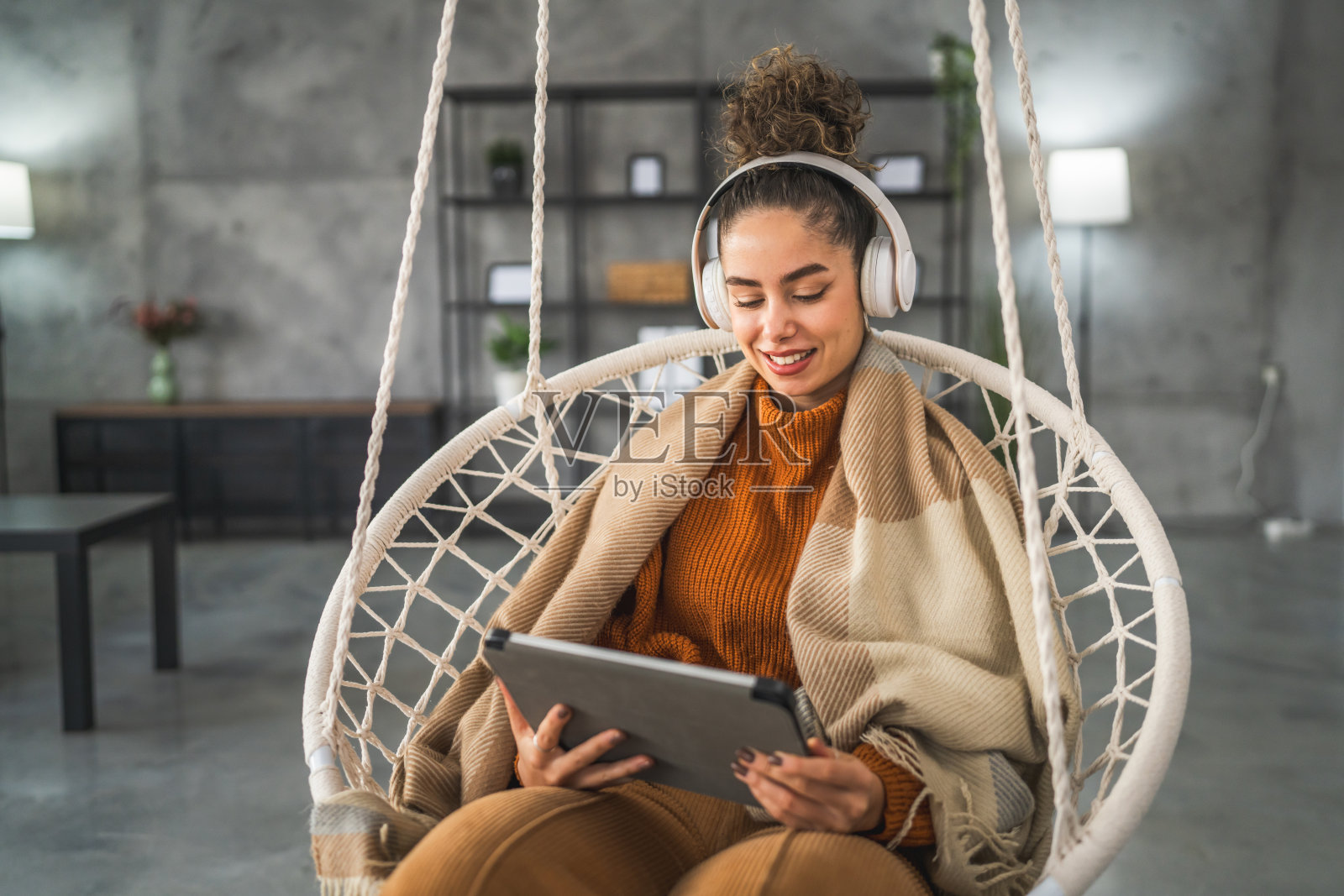 女人坐在家里用平板电脑看电影或打视频电话照片摄影图片
