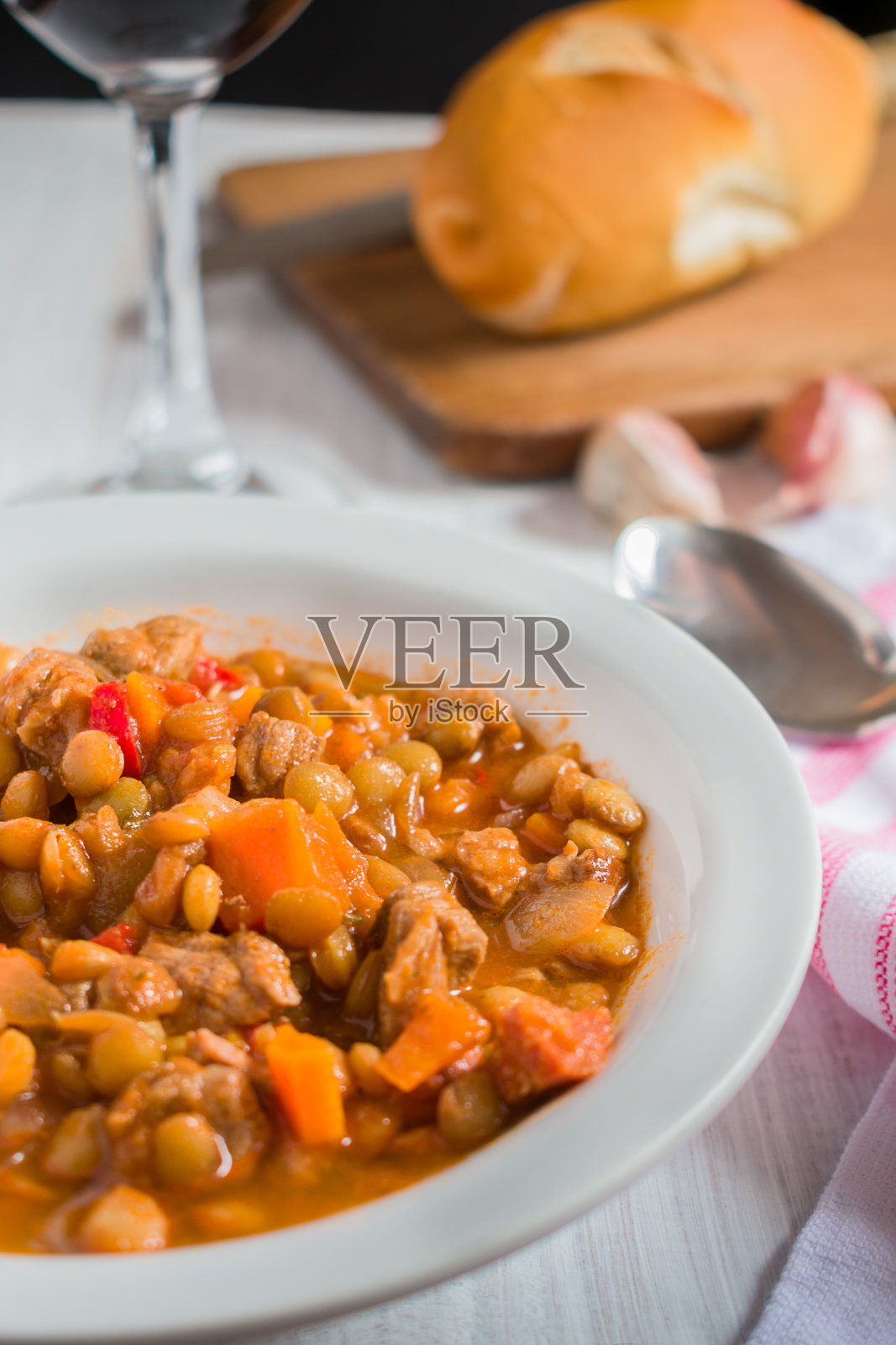 西班牙小扁豆炖香肠,番茄汤和蔬菜的特写照片摄影图片