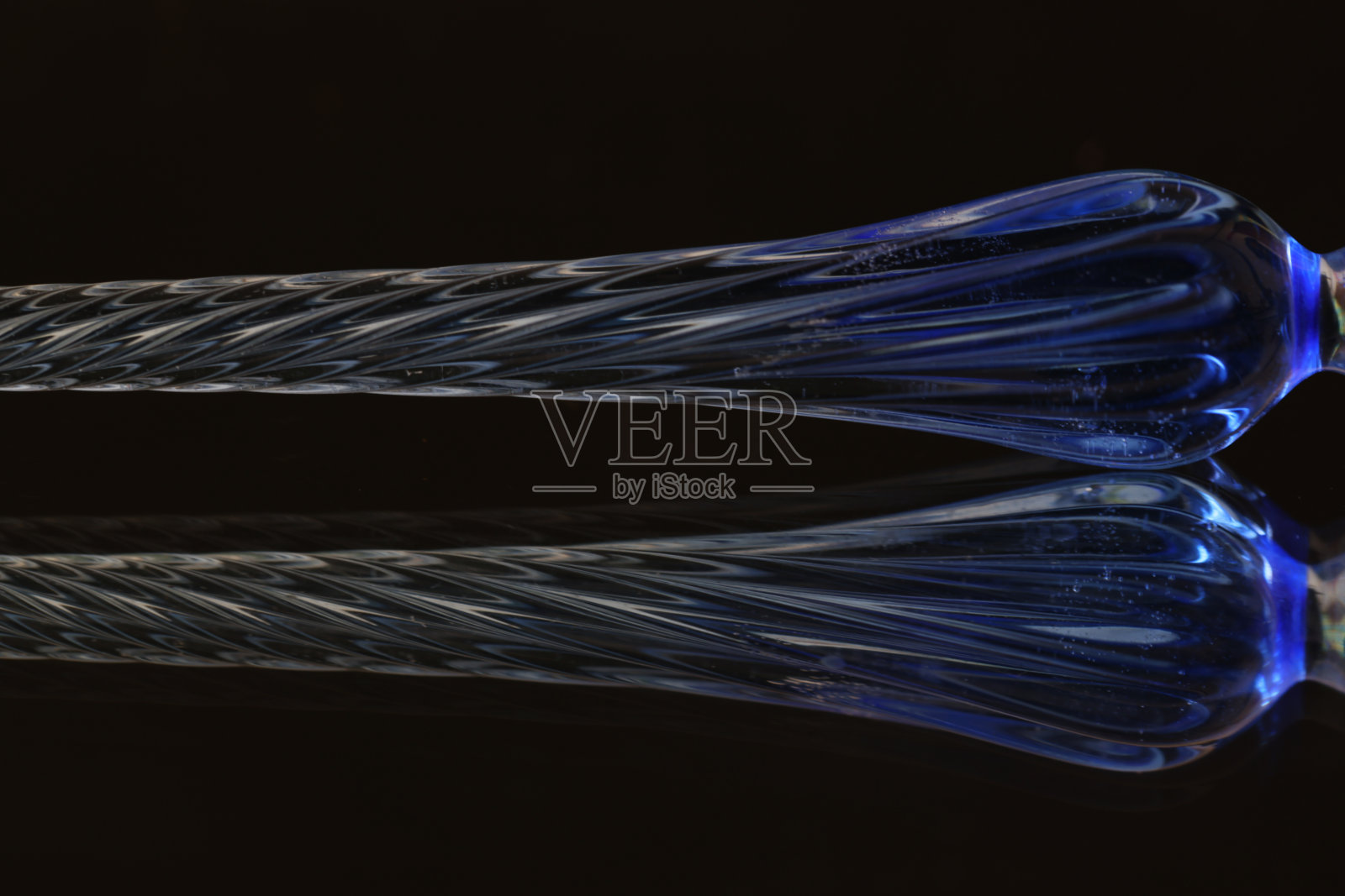 玻璃笔在黑色背景上的特写图片。照片摄影图片