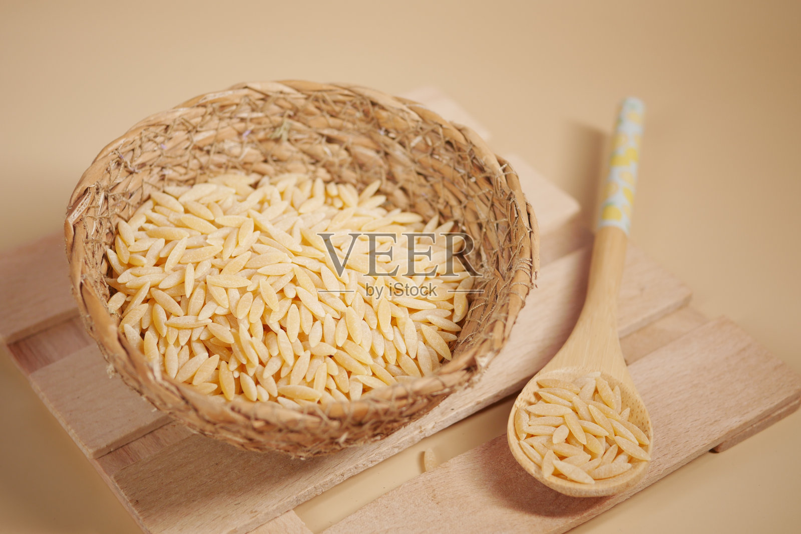 木碗配白色长的印度香米。照片摄影图片