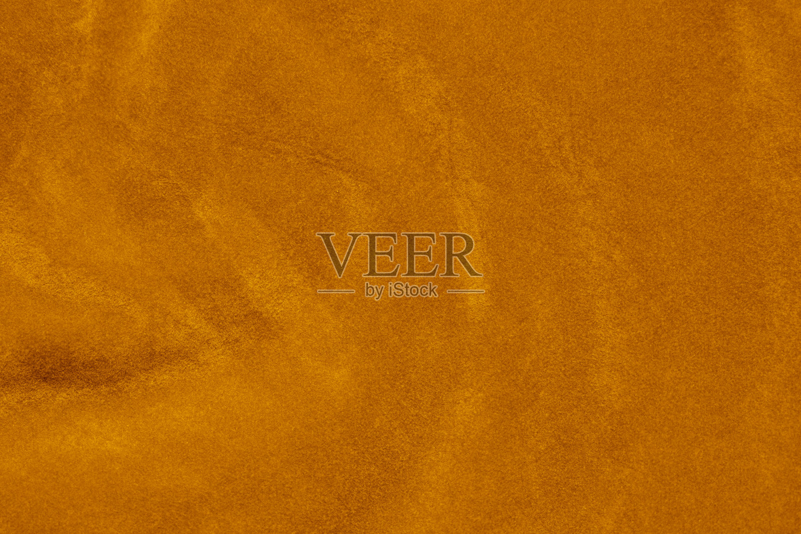 浅橙色天鹅绒织物纹理用作背景。丝绸彩色藏红花织物背景柔软,光滑的纺织材料。压碎的天鹅绒。奢华的阳光色调的丝绸。照片摄影图片