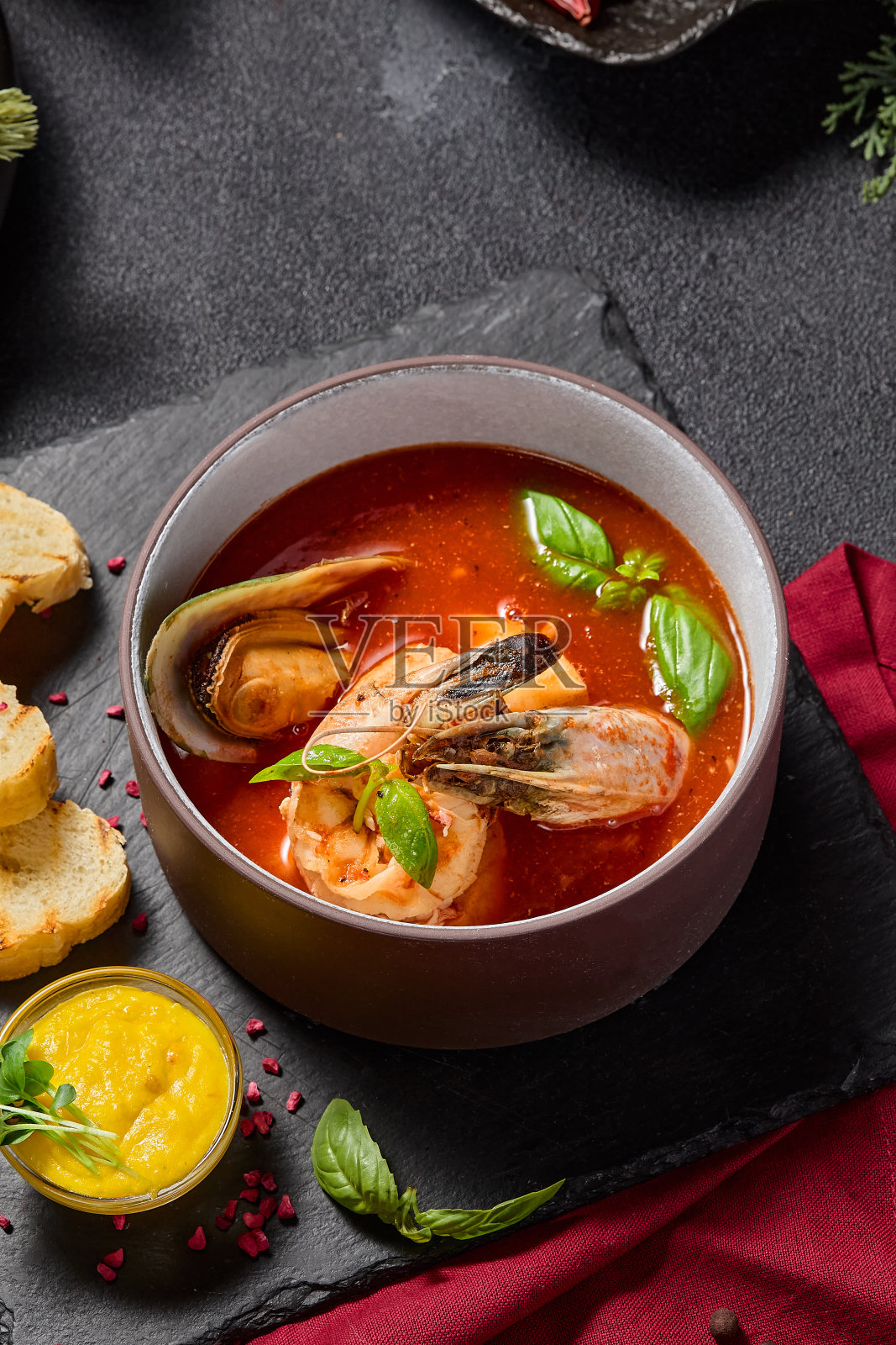 蕃茄汤配海鲜和肉酱,配意大利面包,赏心悦目的冬季菜单照片摄影图片