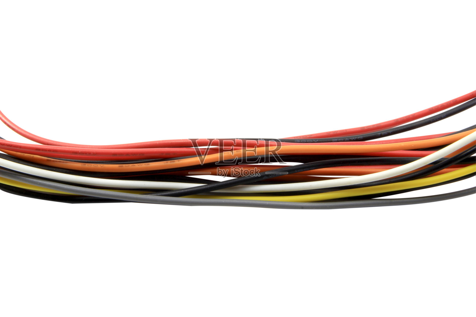 彩色电线电缆的usb和适配器隔离在白色背景与剪辑路径。选择重点。照片摄影图片